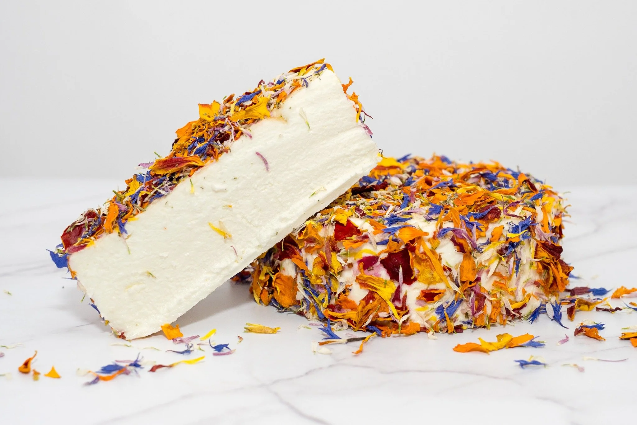 🌸🌼🏵 Nu de zomer in aantocht is, kunnen we met plezier de terugkeer van ons vrolijke bloemenkaasje Florette aankondigen! Dit aanlokkelijke en frisse kaasje van &plusmn; 260g is het jonge, speelse nichtje van ons Florence. Dankzij haar dunne laagje 