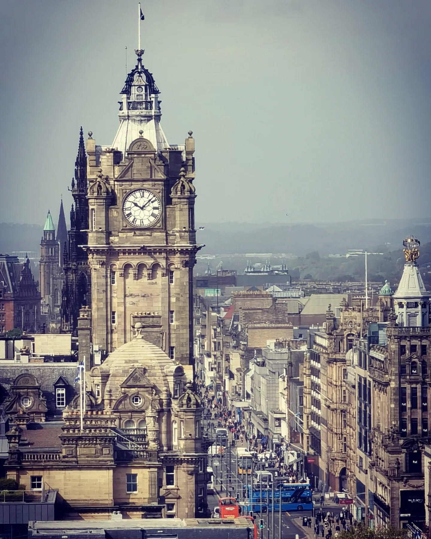 There are some places, you want to come back to...

#edinburgh #visitedinburgh #magicmoments #scotland
#rediscovering #happiness
