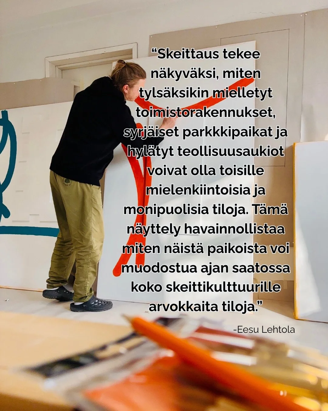 🗣️ Luovan ty&ouml;n moniosaaja Eesu Lehtola lukeutuu suomiskeittauksen pioneeriosostoon. H&auml;n on harrastanut skeittausta yli 30 vuotta ja matkan varrelle on mahtunut muun muassa nimikkolaudan omaaminen Aste skateboardsilta sek&auml; oman skeitti