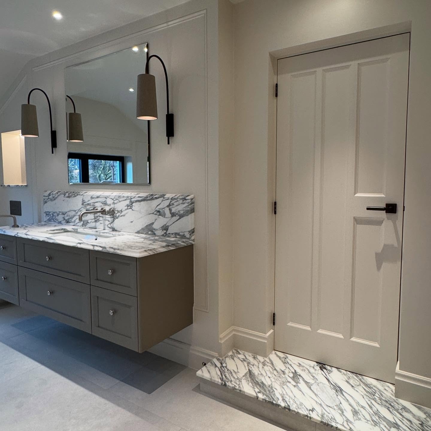 A recently completed Principal Bedroom Ensuite with @ribblevalleybathrooms 🖤
We sourced the beautiful Arabescato Marble with the help of @ianknapperltd and the slab was made into the beautiful vanity top, seat in the Steam Shower and step.
Large for