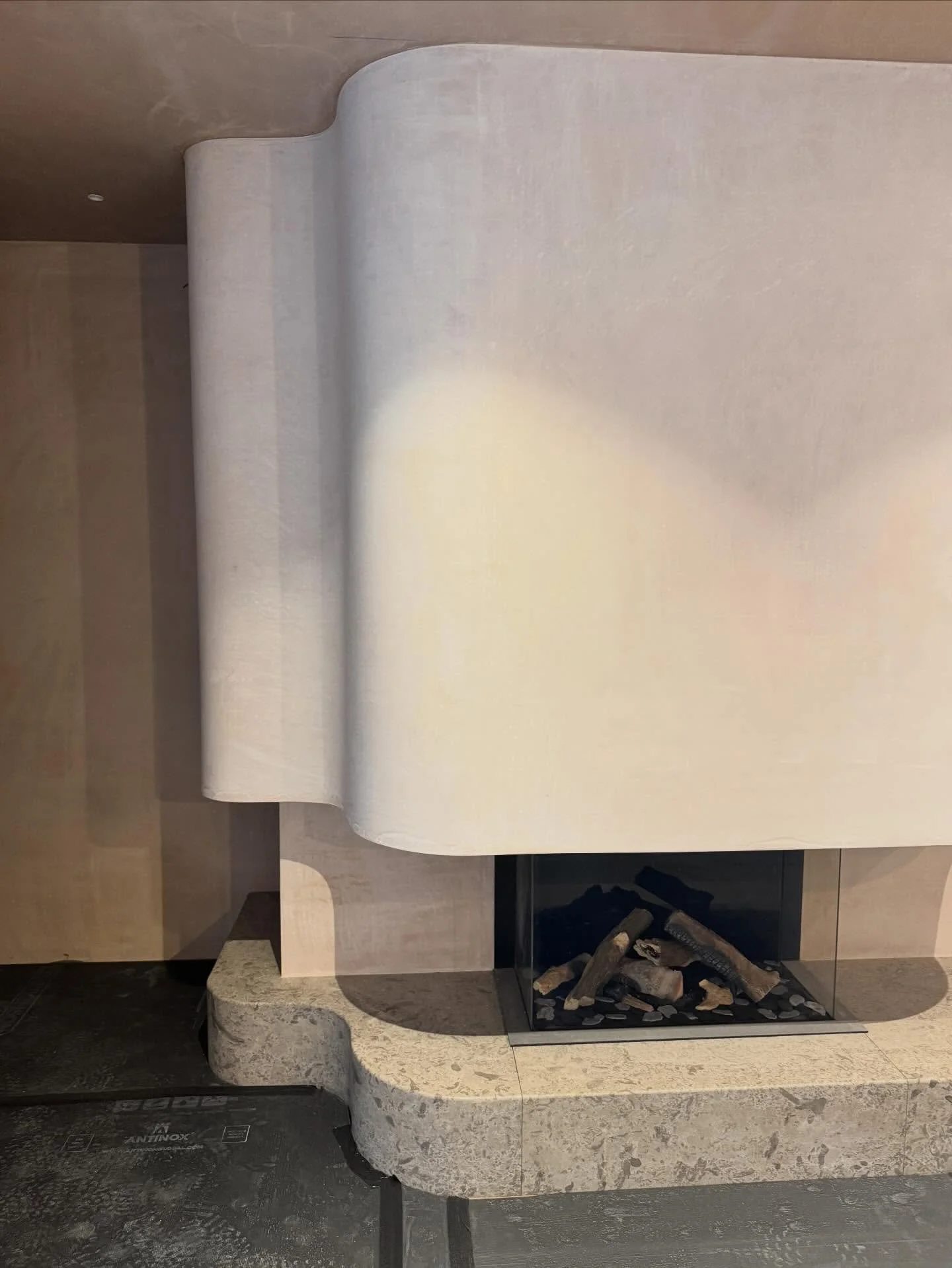 We designed this fireplace as a sculptural centrepiece rather than just a functional element ✨
It took a great deal of drawing, detailing, craftsmanship and collaboration to create the complex curved form, which was meticulously built on site by @ste