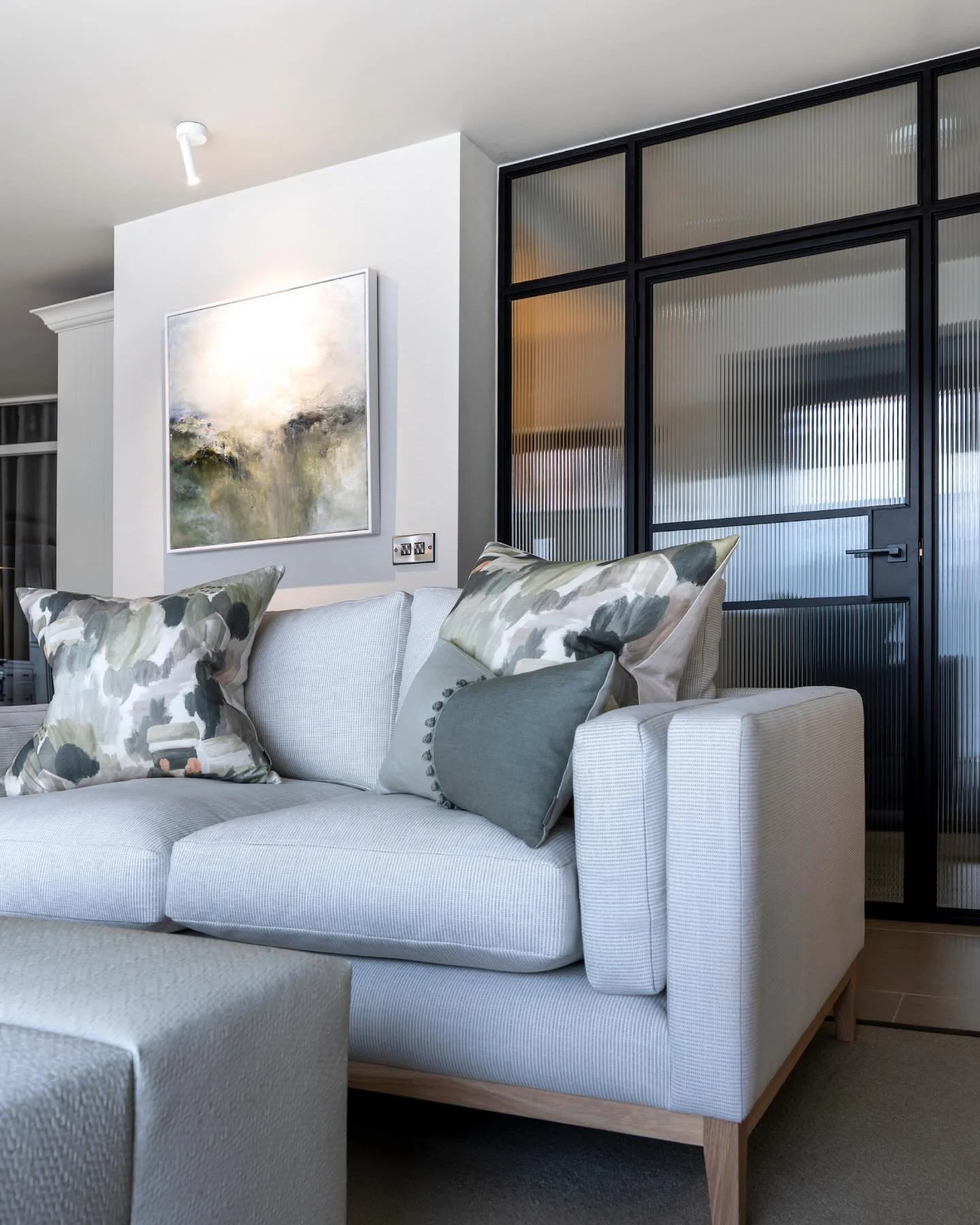 It&rsquo;s always a privilege to return to a client&rsquo;s home and continue their story🤍
For this kitchen sitting room refurbishment, the focus was on creating a calm, cohesive space.
A reeded crittall-style door introduces a subtle division to th