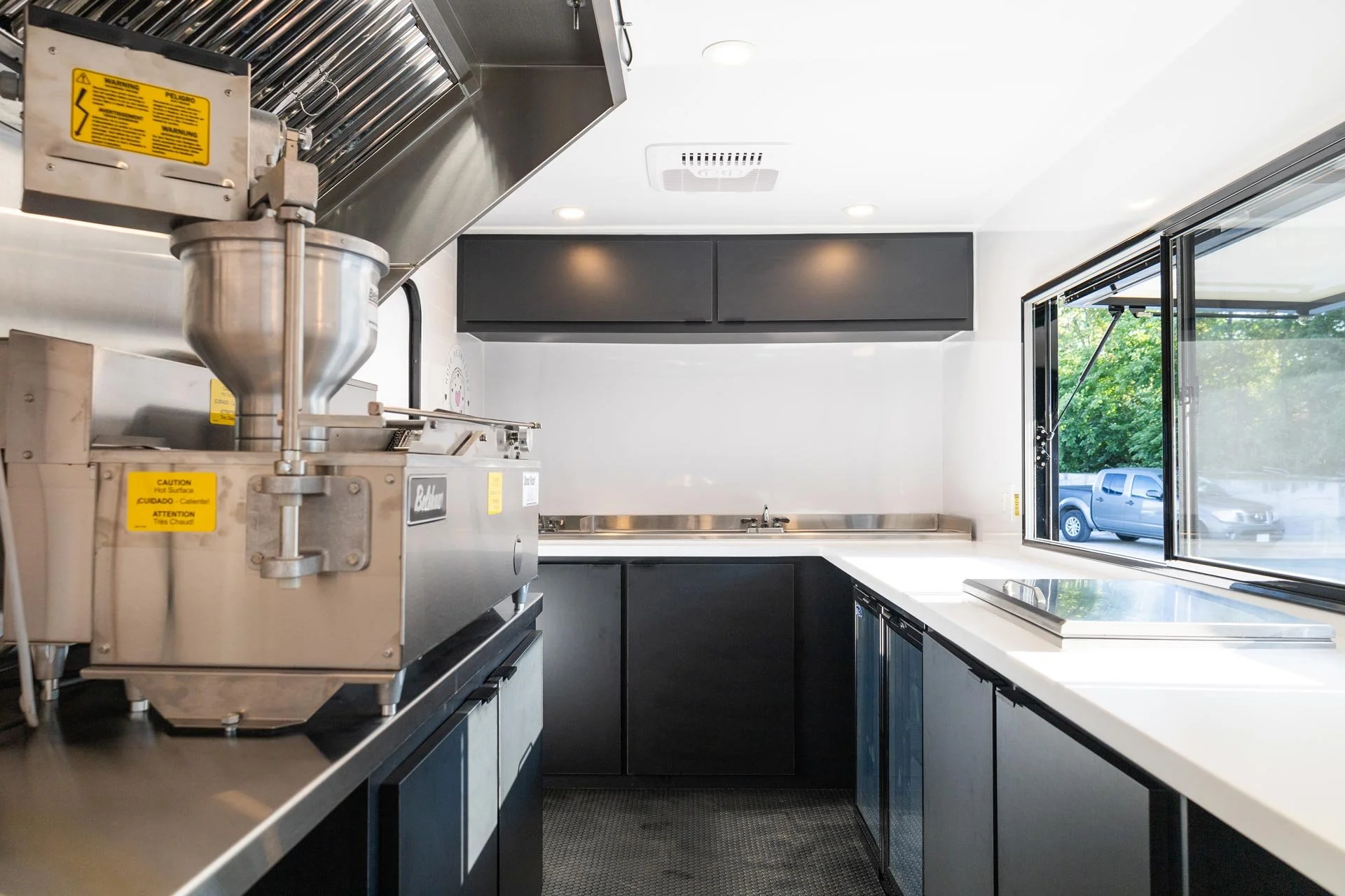 aero-build-mobile-food-trailers-kitchen-interior.jpg