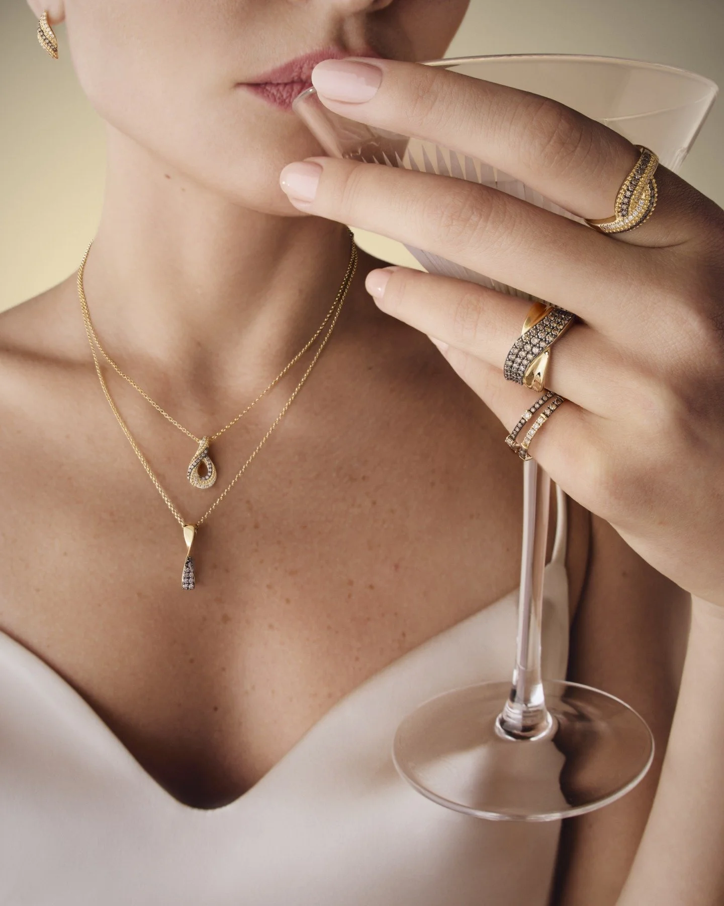 Make this Christmas shine a little brighter with @jaredjewelers ✨

Le Vian&rsquo;s 25th Jubilee Chocolate Diamonds bring warm sparkle and golden sweetness to the season&rsquo;s best gifts. Wrap up something unforgettable, because the holidays deserve