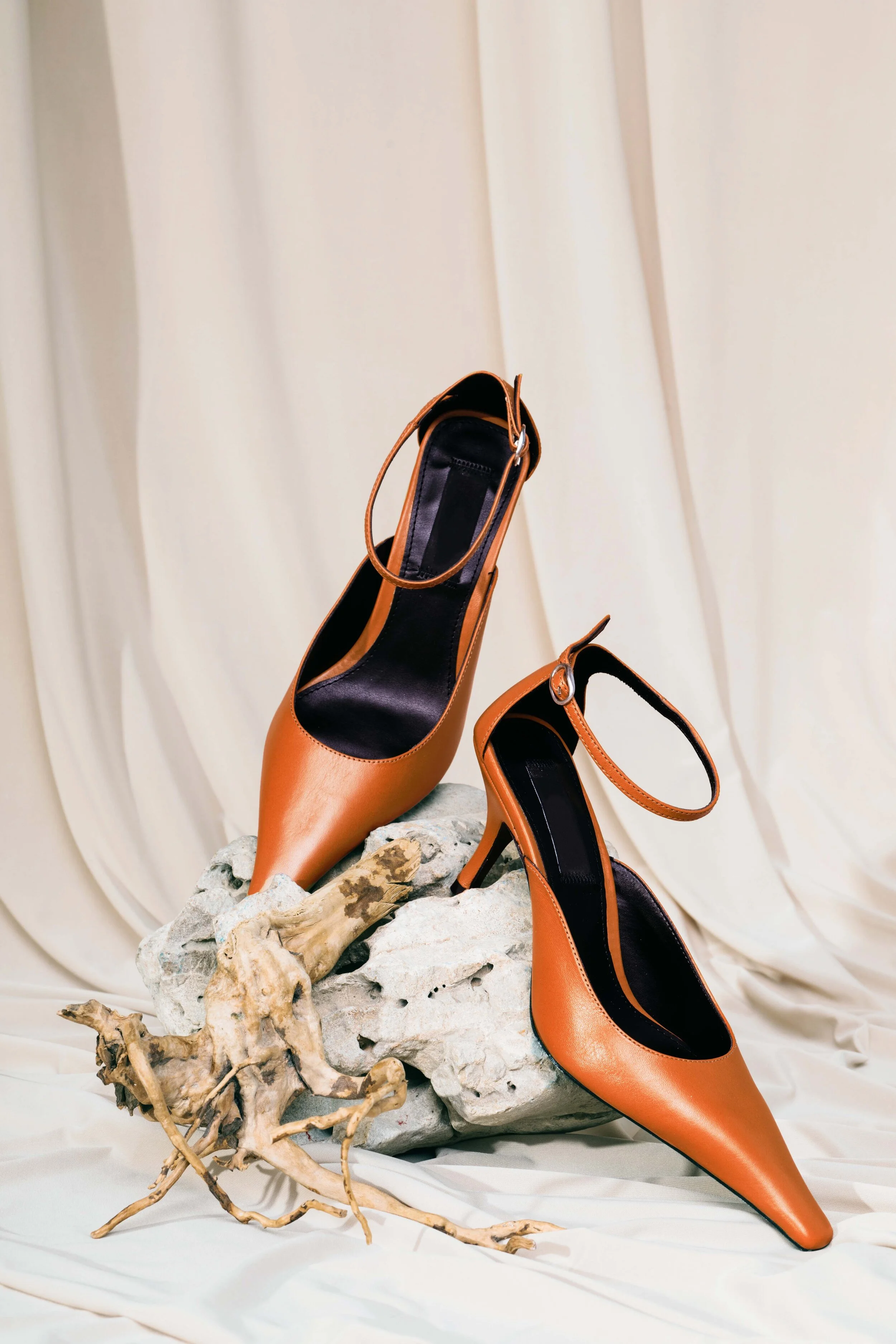 Chiquita-Schuh mit Absatz. Absatzschuh aus orangem veganem Leder mit Riemchen.