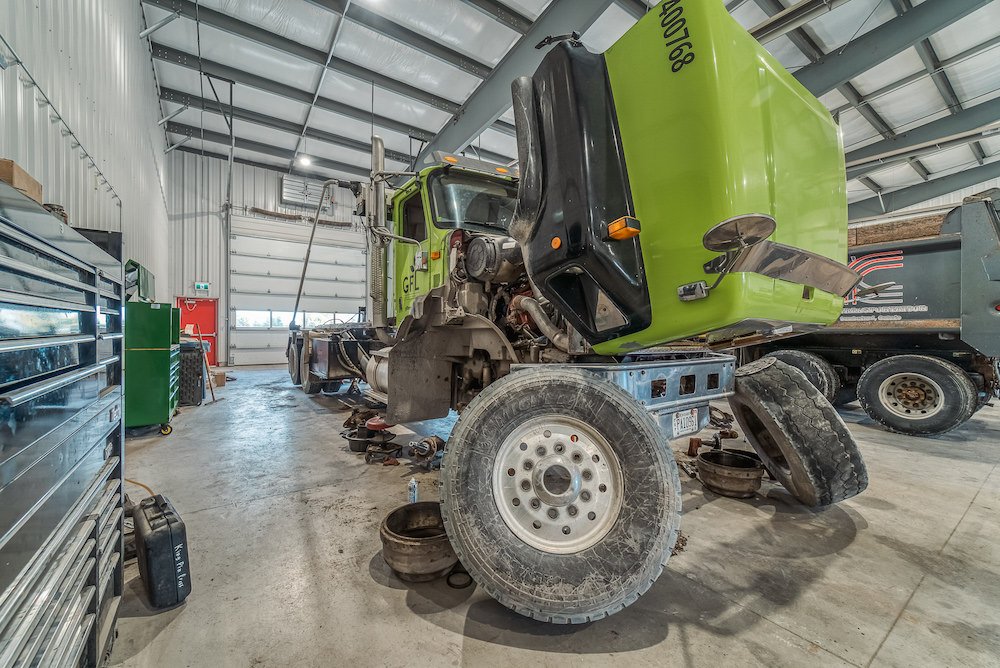 Truck maintenance in the C&amp;C service centre