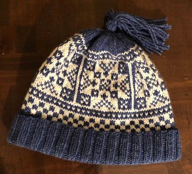 Easy-to-follow knitting pattern for a two-color Norwegian  display picture 3