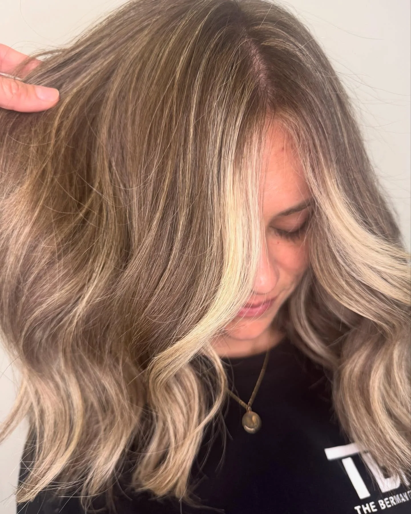 As the sun shines brighter, so can your hair! 🌞
If you’re ready to embrace the warmth and lightness of spring with gorgeous blonde highlights, look no further than Claudia at Tyler Presley Salon. 
