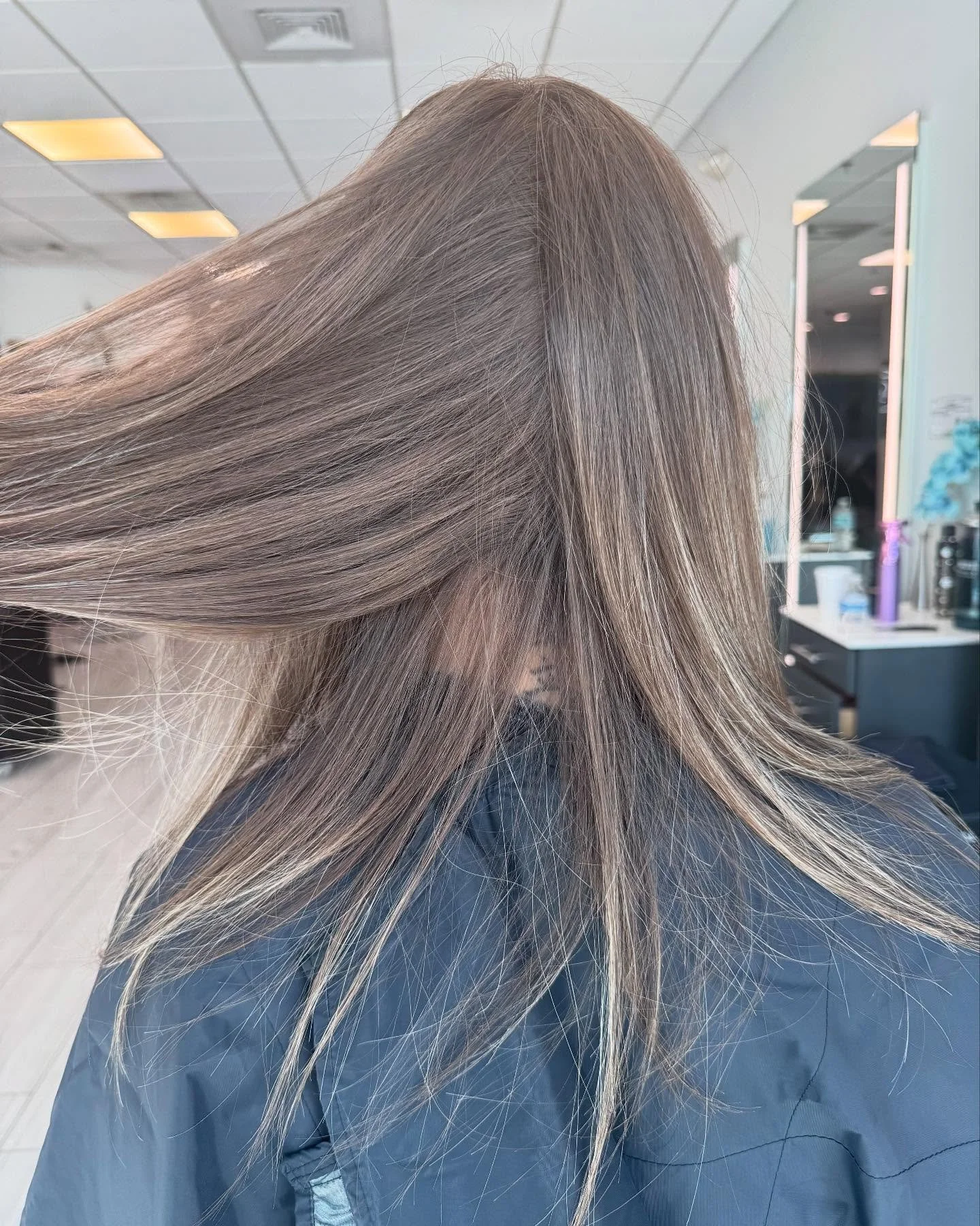 As the sun shines brighter, so can your hair! 🌞
If you’re ready to embrace the warmth and lightness of spring with gorgeous blonde highlights, look no further than Claudia at Tyler Presley Salon. 