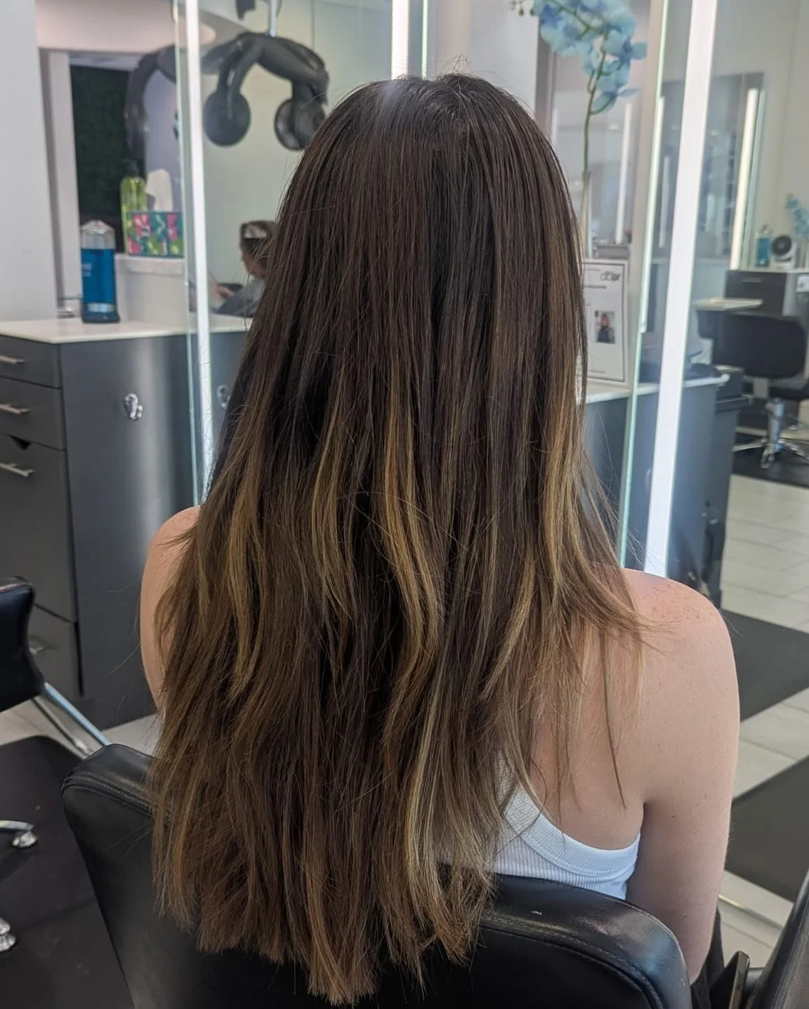 Check out this transformation🤩 
A bright blonde balayage is the it-girl hair this summer☀️ 
Color by Gloria, cut by Andrea and blow out by Claudia✨