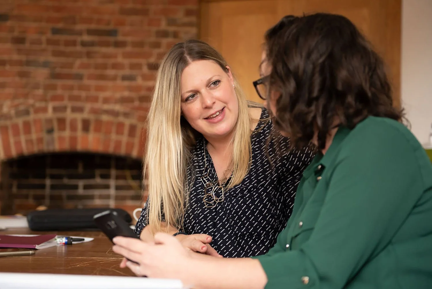 Sarah Pascaru and social media workshop attendee