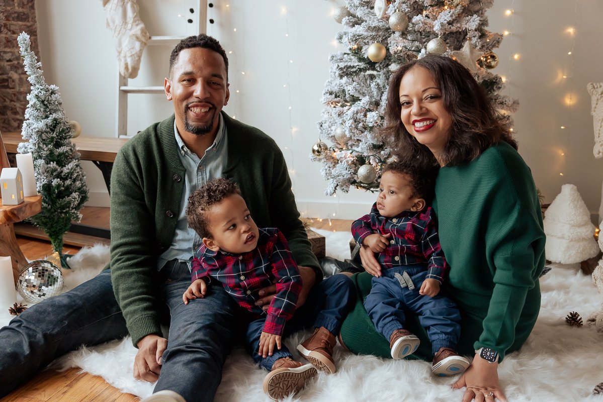 neutral-moon-studio-holiday-family-mini-session-decor-atlanta-peerspace-photographer-18.jpg