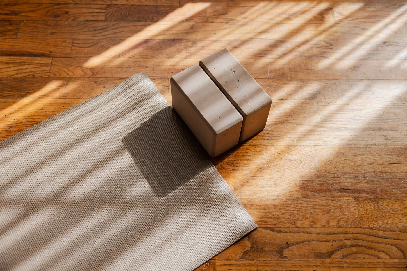 neutral-moon-studio-yoga-wellness-cozy-natural-light-event-rental-5.jpg