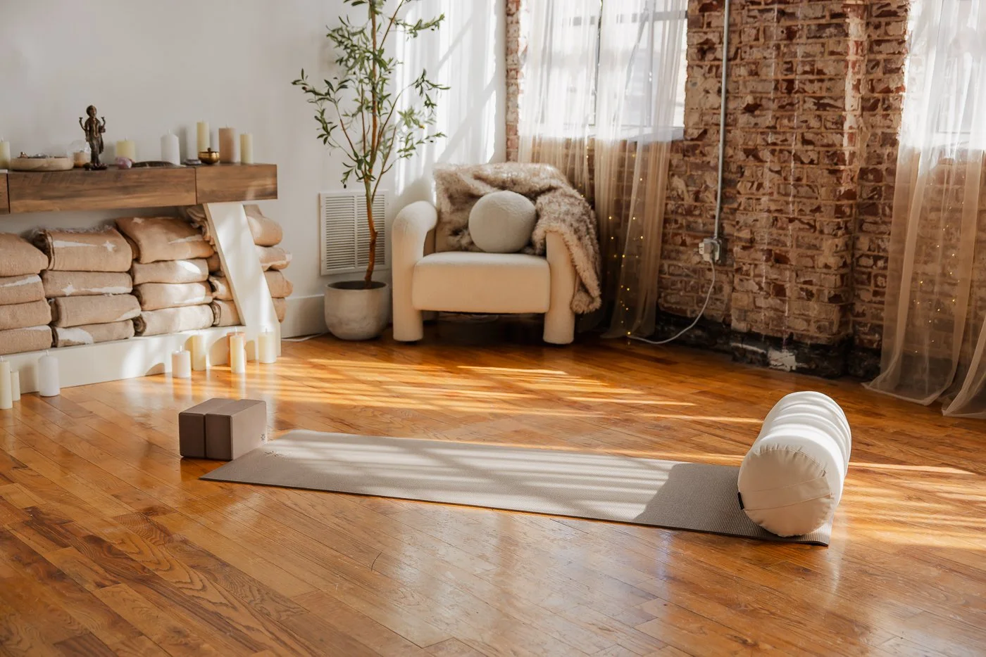 neutral-moon-studio-yoga-wellness-cozy-natural-light-event-rental-6.jpg