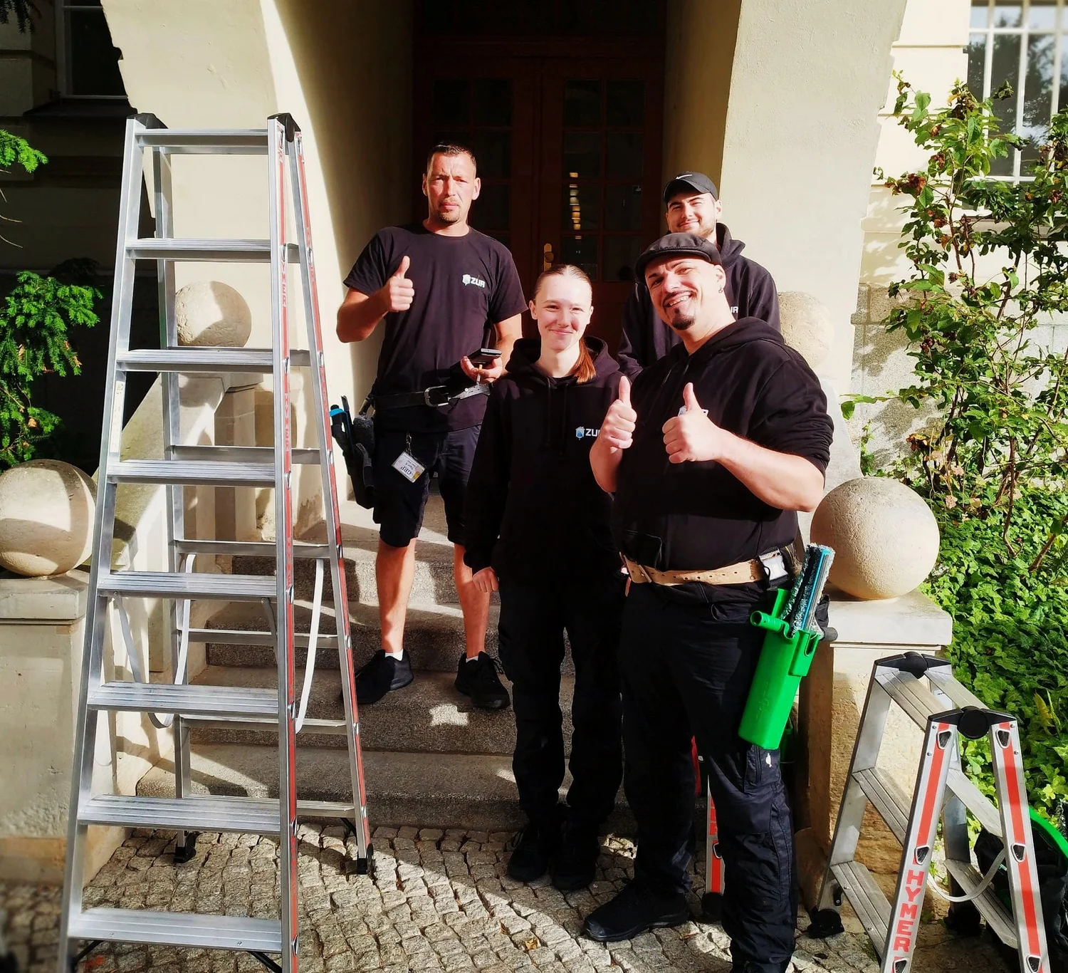 Das Team der ZUR Glas- und Gebäudereinigung