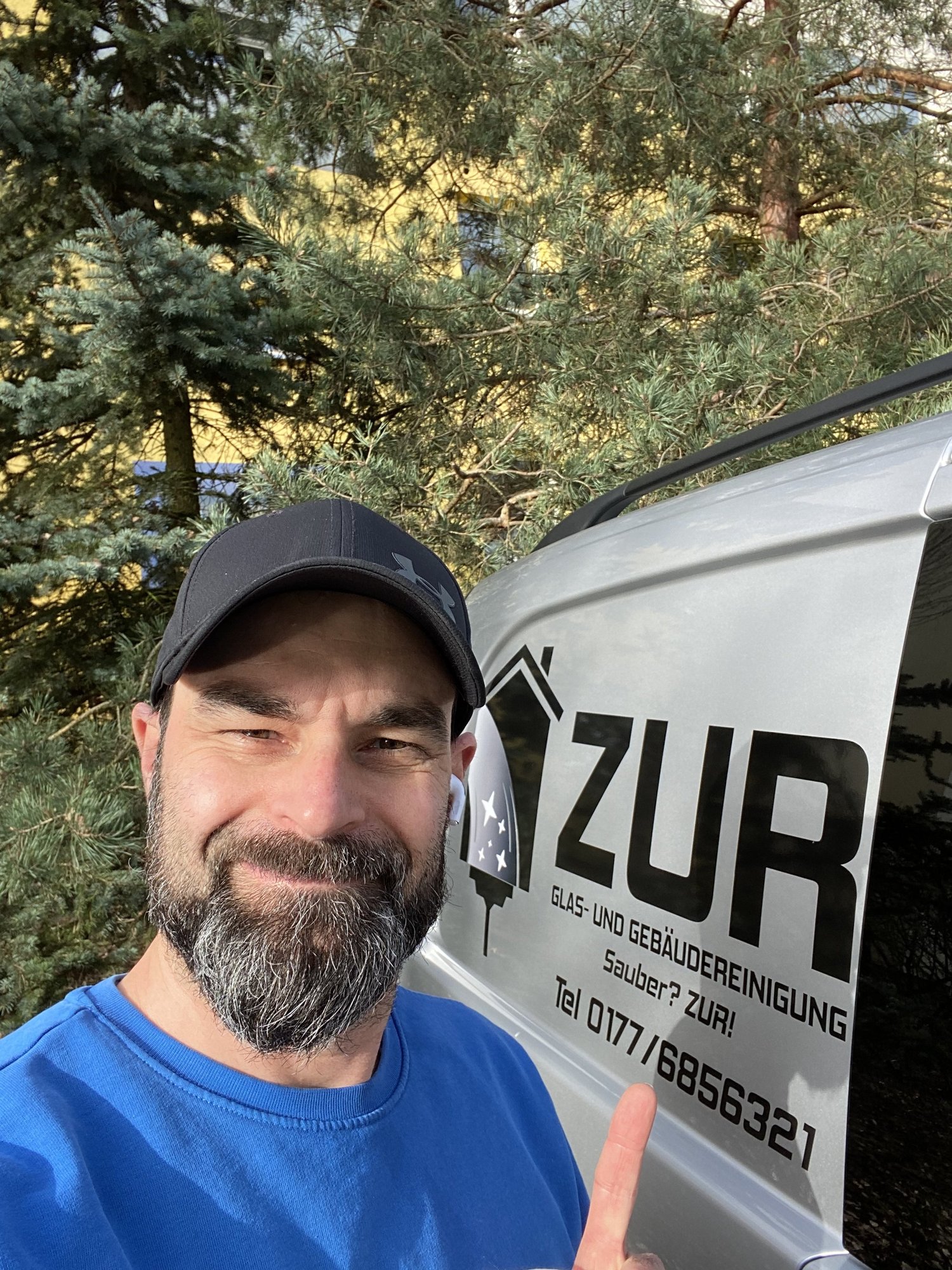 Torsten Zur vor dem Firmenfahrzeug