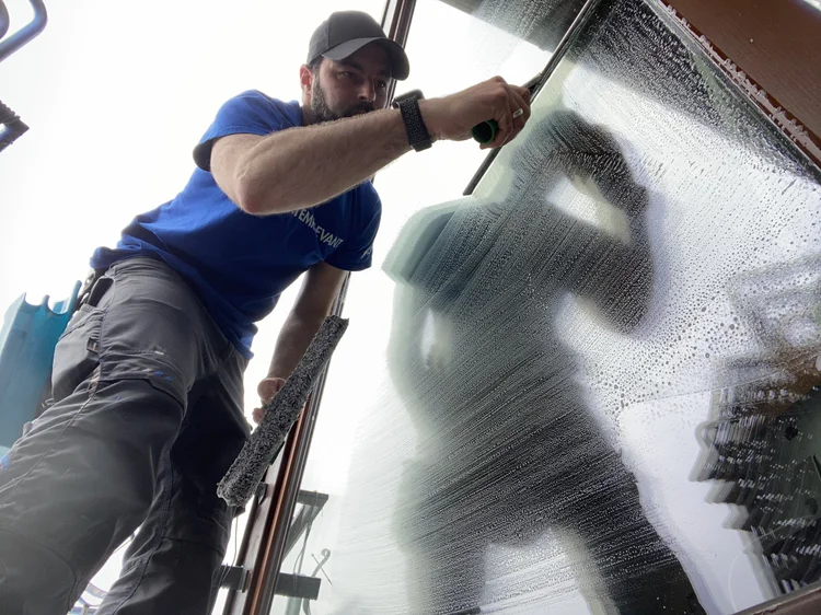 Glasreinigung mit dem Abzieher