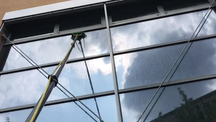 Reinigung eines Glasdachs