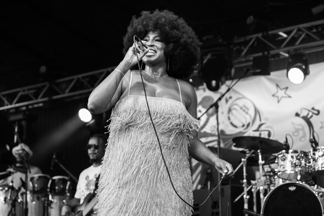It&rsquo;s the shimmy dress for me. 💃🏽✨​​​​​​​​
​​​​​​​​
Photo taken the past weekend 8/27/22 at the  50th Year Anniversary of the  @fortdupontparkseries As myself and @therealfilthyanimals open for the legendary @kennylattimore 🔥​​​​​​​​
​​​​​​​​