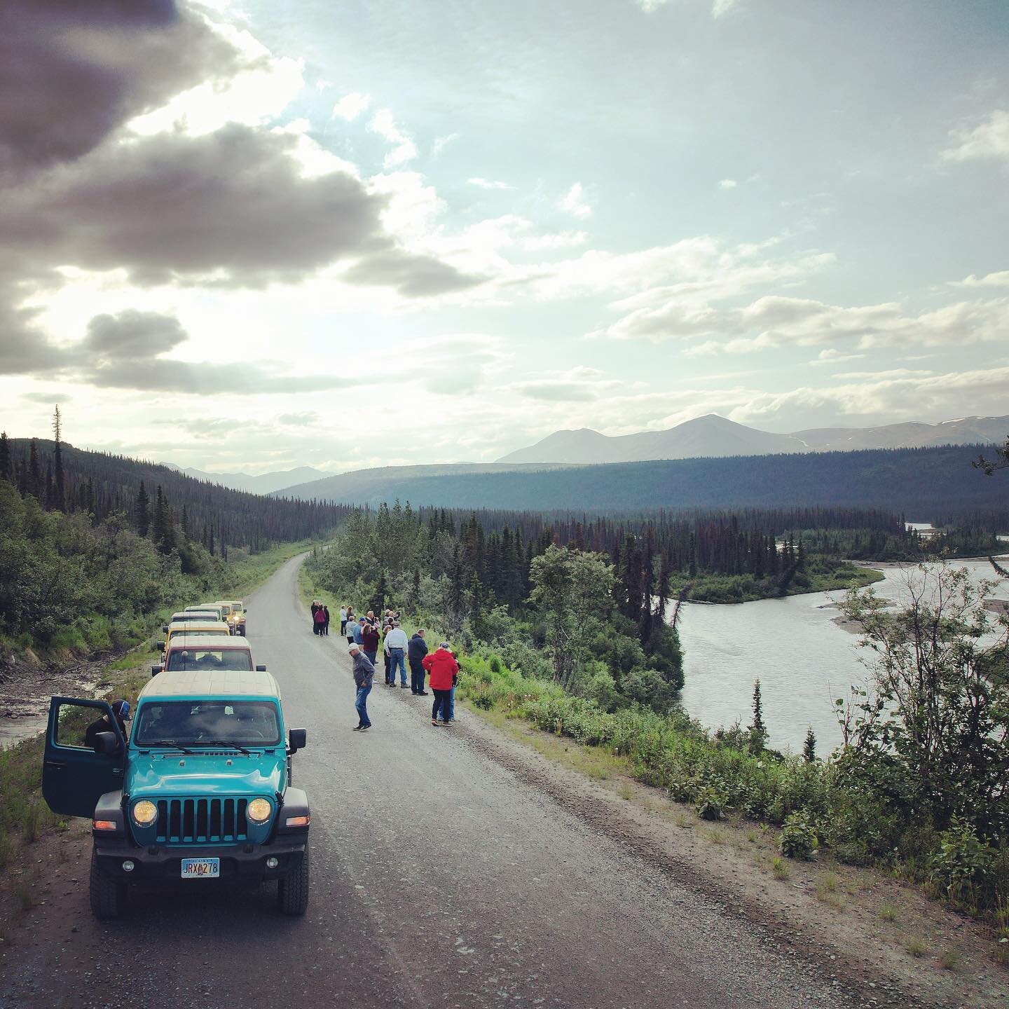 There are so many places to stop and enjoy the view along the Denali Highway! Sometimes it&rsquo;s hard for us to choose the spots so come help us decide! 📸⛰️🌲🦅
