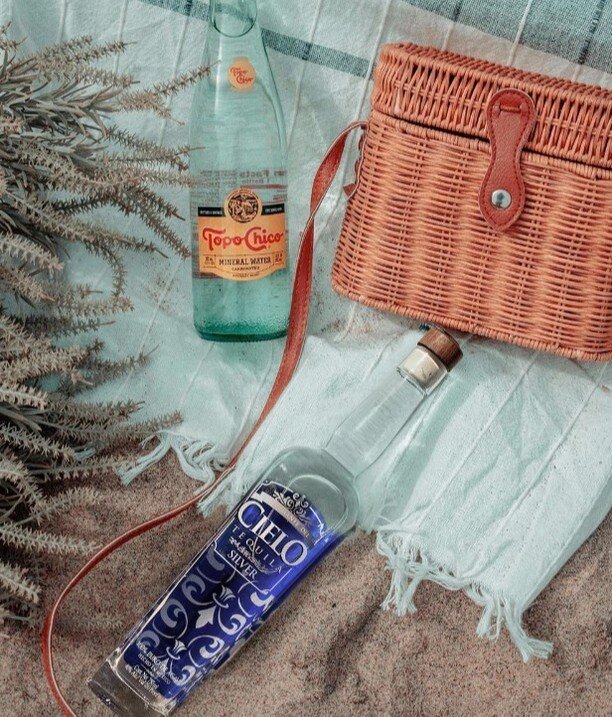 2 beach bag essentials 🙌☀️

#CieloTequila #Cielo #Tequila #ASecretYouWontSpill #cheers #beachbag #beach