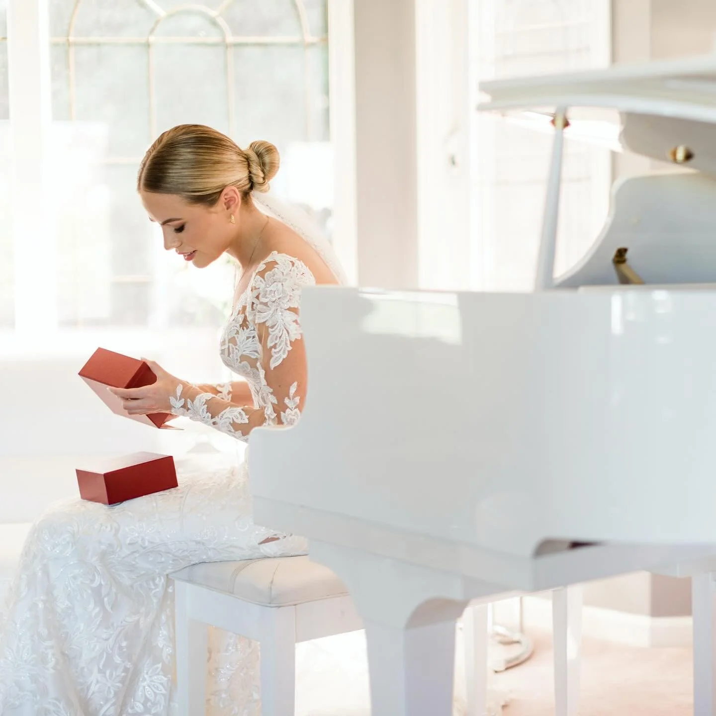 Your Wedding Morning: What to Expect & How to Savor It!
Bride-to-be, the morning of your wedding is a magical mix of excitement, emotion, and love. Here’s how to soak it all in:
What to Expect:
๐คA whirlwind of emotions—let yourself
