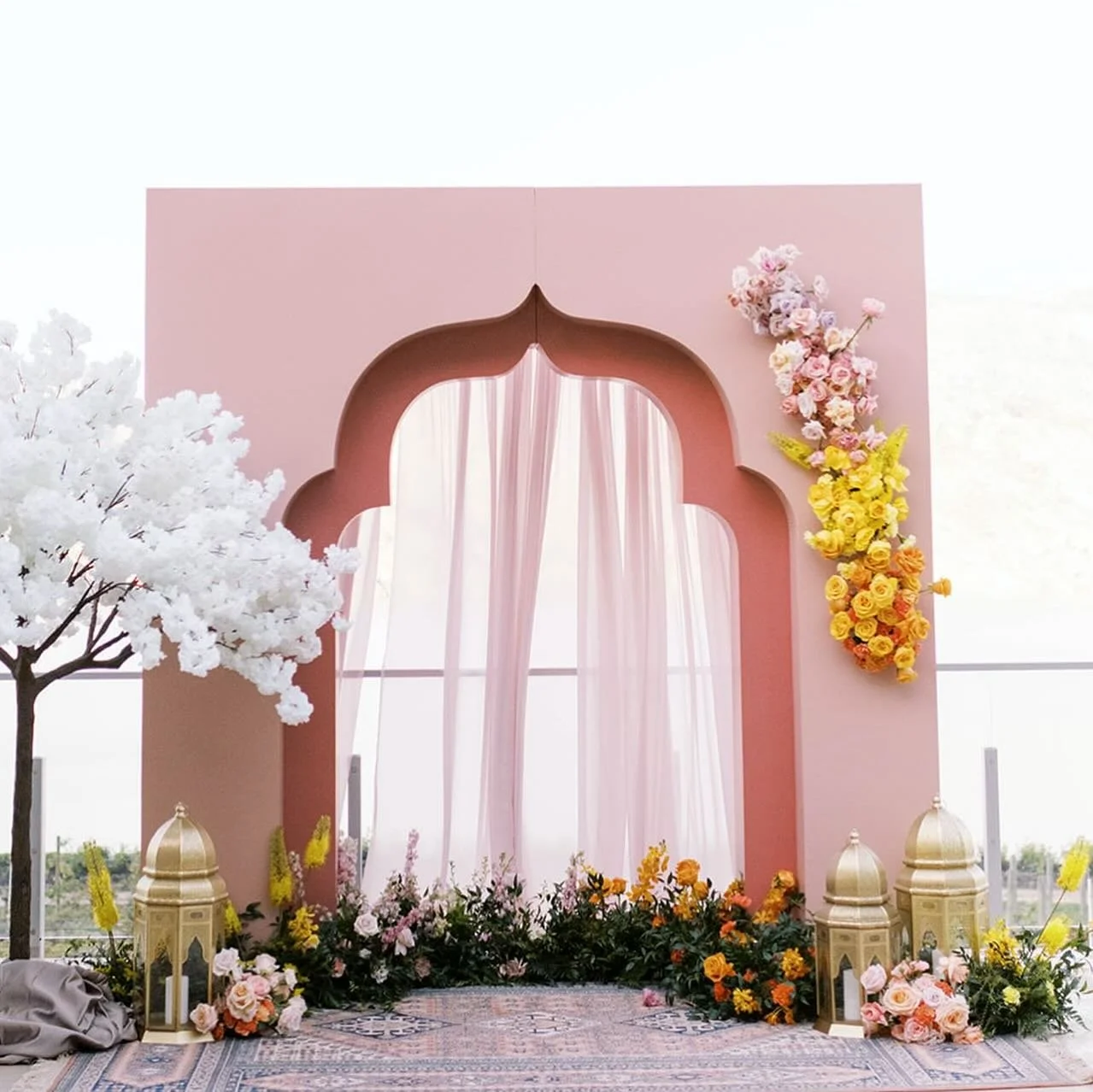 It’s all in the color and design! ๐๐งก๐
I’m still in awe over this amazing wedding at @fitzwine 
Designer: @vintage.origami.weddings 
Planner: @daybyknightevents 
Photographer: @_mintedphotography_ 
Florals: @valleybloomco 
Celebrant: @