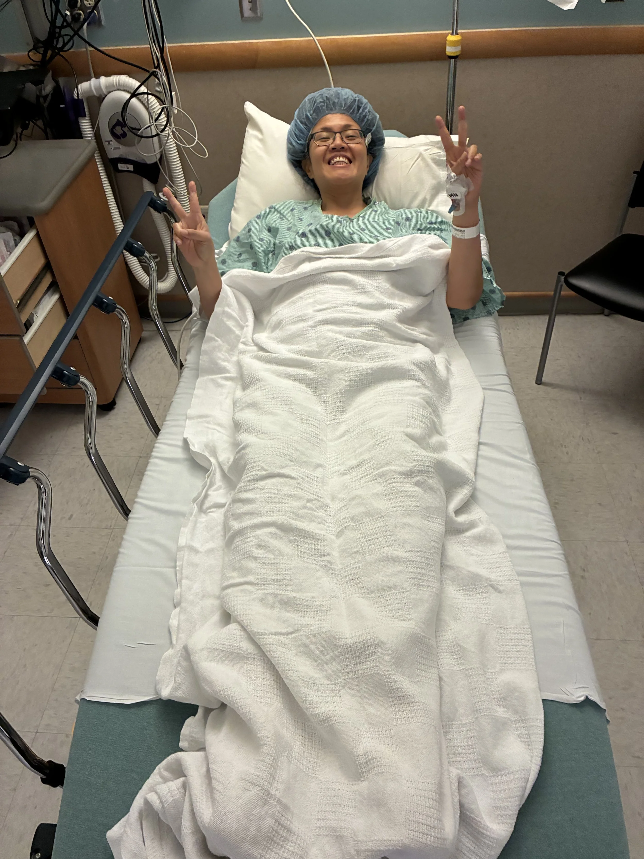 [photo: hospital, peace signs]