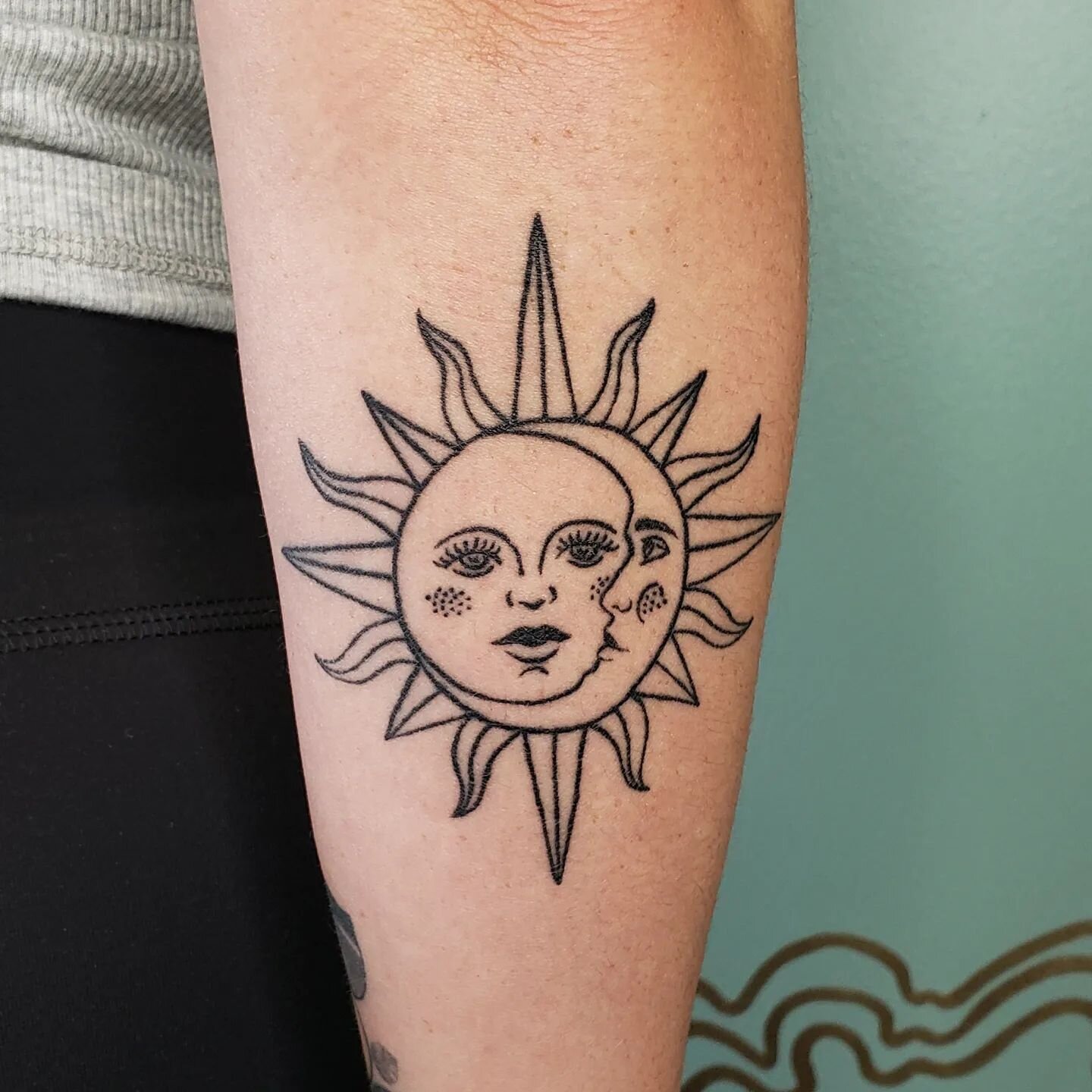 3 months healed. Thank you, Courtney 🖤
.
.
.
I&rsquo;m at @jadeanddaggertattoo just off 17th Ave. Email spinster.tattoo@gmail.com with your tattoo hopes &amp; dreams ♡
.
.
.
.
.
.
.
#SunMoonTattoo #SunAndMoon #HealedTattoo #Tattoo  #IllustrativeTatt