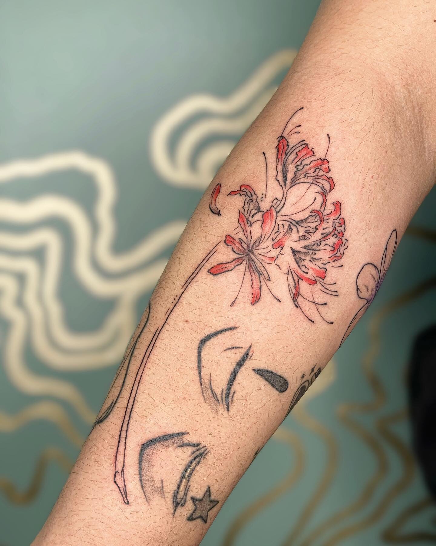 different kind of spider lilies and flowers for angelica 🤭 also next to some healed hisoka eyes (*ﾟ▽ﾟ*) (heart vials not by me)

done at @jadeanddaggertattoo
.
.
.
.
.
.
.
#tattoo #tattooartist #calgary #calgarytattoo #calgarytattooartist #yyc #yvr 