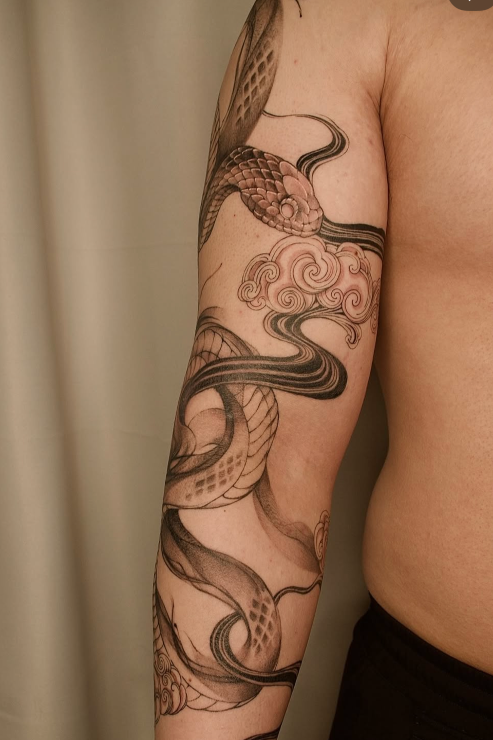 snake design done by @prncessofvietnam in Calgary