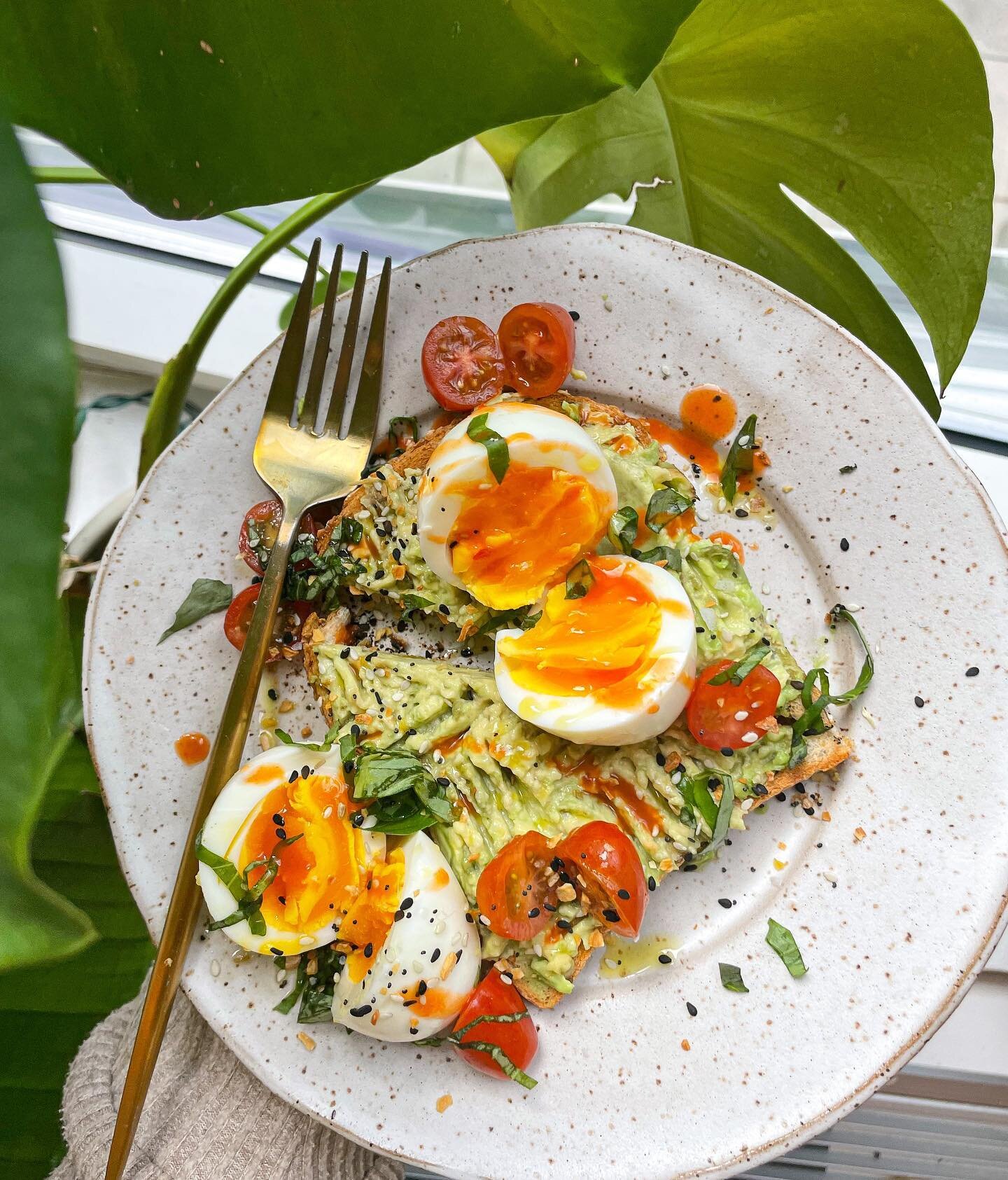 fueling breakfast with ingredients from this week&rsquo;s @hungryroot: @angelicbakehouse sprouted grain bread, avocado, @vitalfarms eggs, @yellowbirdsauce hot sauce, cherry tomatoes + basil and bagel seasoning 🍞🥑