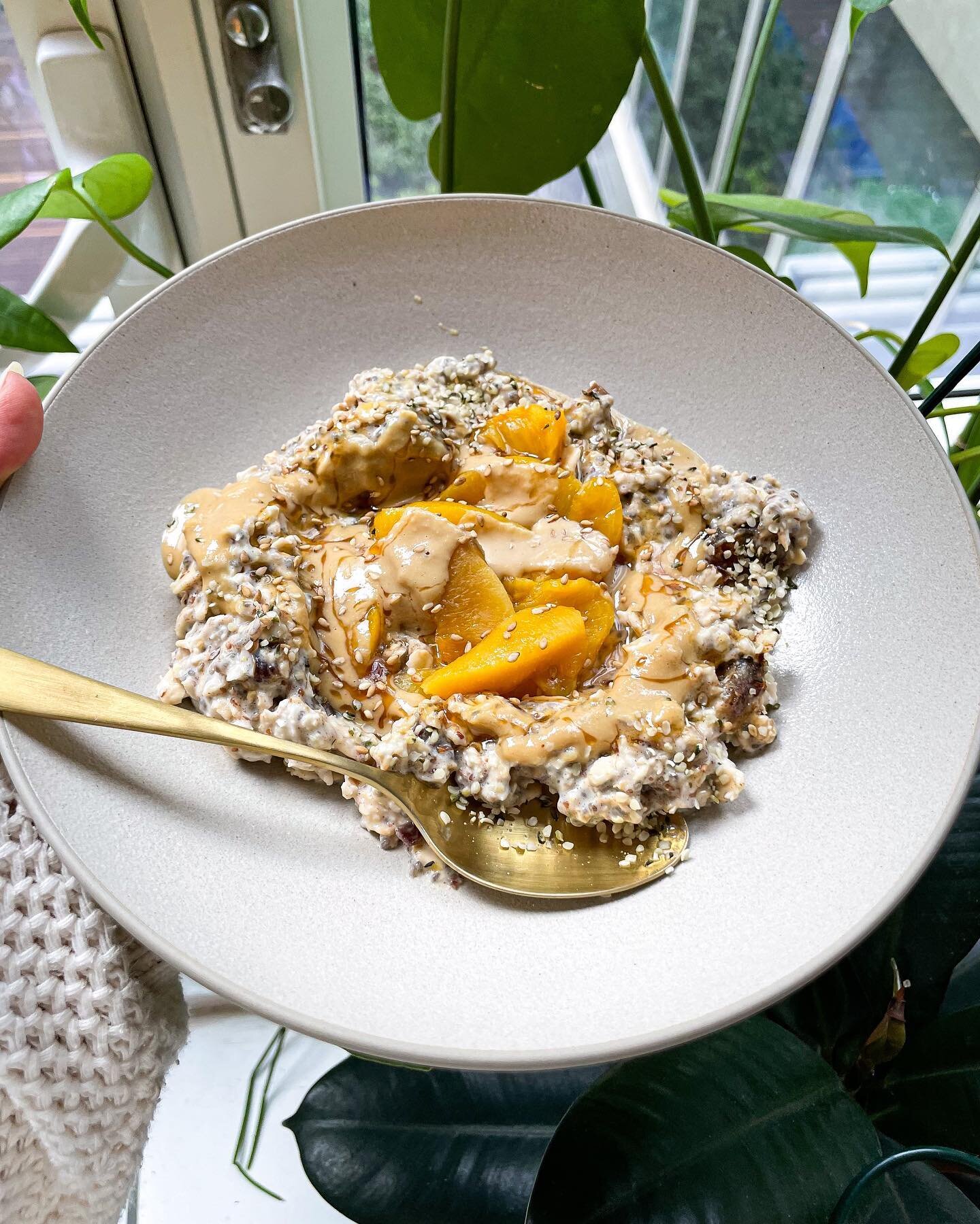 back to reality with these tahini and peach overnight oats ✨ @hungryroot x @purely_elizabeth oatmeal with @califiafarms almond milk, @jooliesdates, honey, tahini, peaches, hemp and toasted sesame seeds 🍯🐝