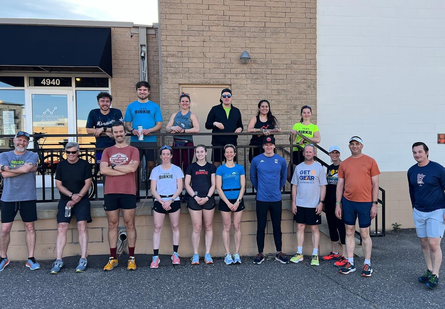 Wednesday night run with an awesome group at @performancerungym out in the sun! 🤩 thanks for coming! 🙌🏼 #performancerunninggym