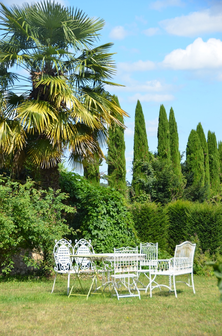 White outdoor table.png