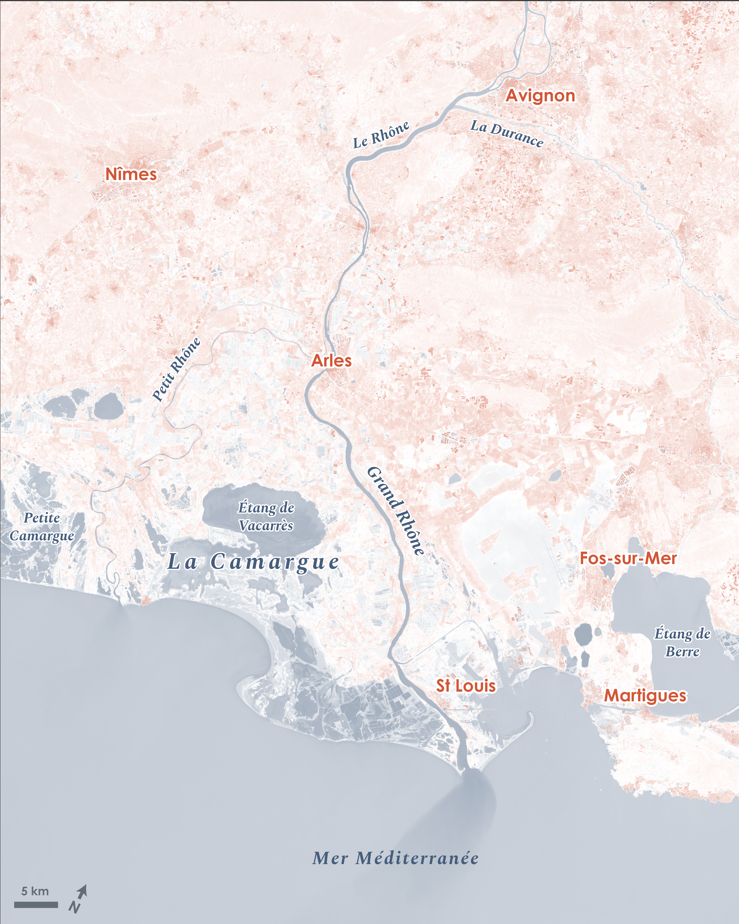 Le Rhône dans la région de Camargue, où il se divise en deux branches principales : le Grand Rhône et le Petit Rhône, avec un vaste complexe industriel à l'est – composite satellite Landsat 8.
Le bleu représente l'eau. L'orange représente les villes