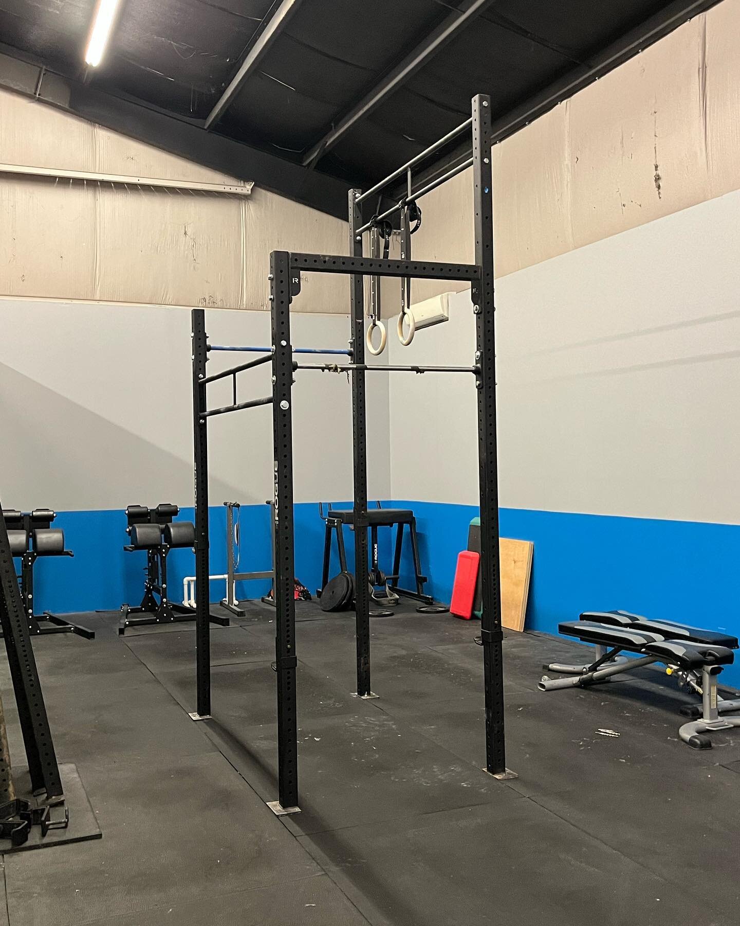 Open gym rig is up!!! 

Still need to get drilled in but it should be ready to do some fitness on tomorrow sometime. 

Huge thank you to Mr. David Needham for doing all this today for us! 

#CrossfitHSP 
#Ownersdoingownerthings 
#Opengymspaceup
#Comm