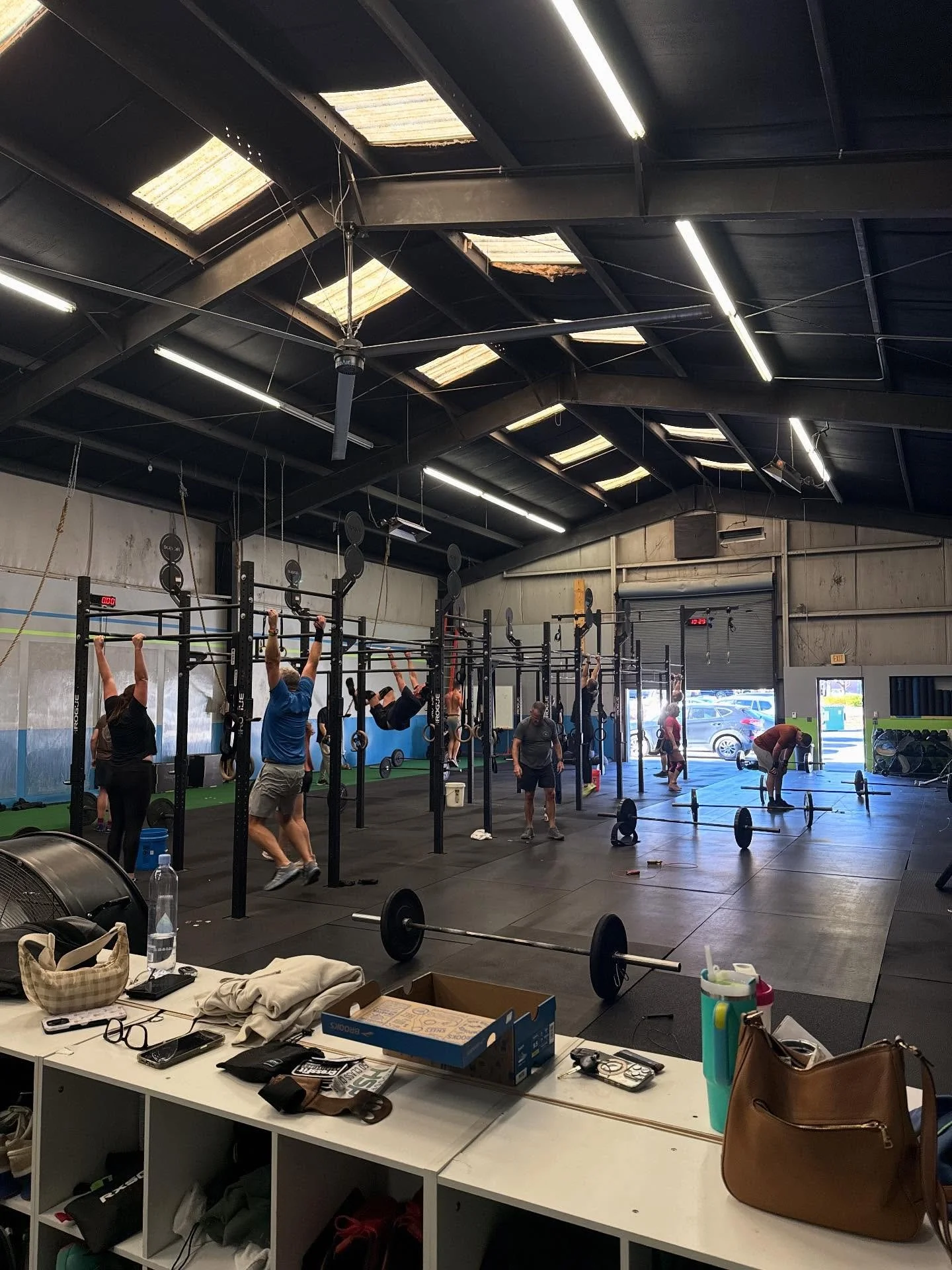 Happy Monday! 

Lets start the week with a good workout. 

14 min AMRAP 
30 double unders 
15 toes to bar 
10 shoulder to overheads 

#CrossfitHSP
#Starttheweekoffright