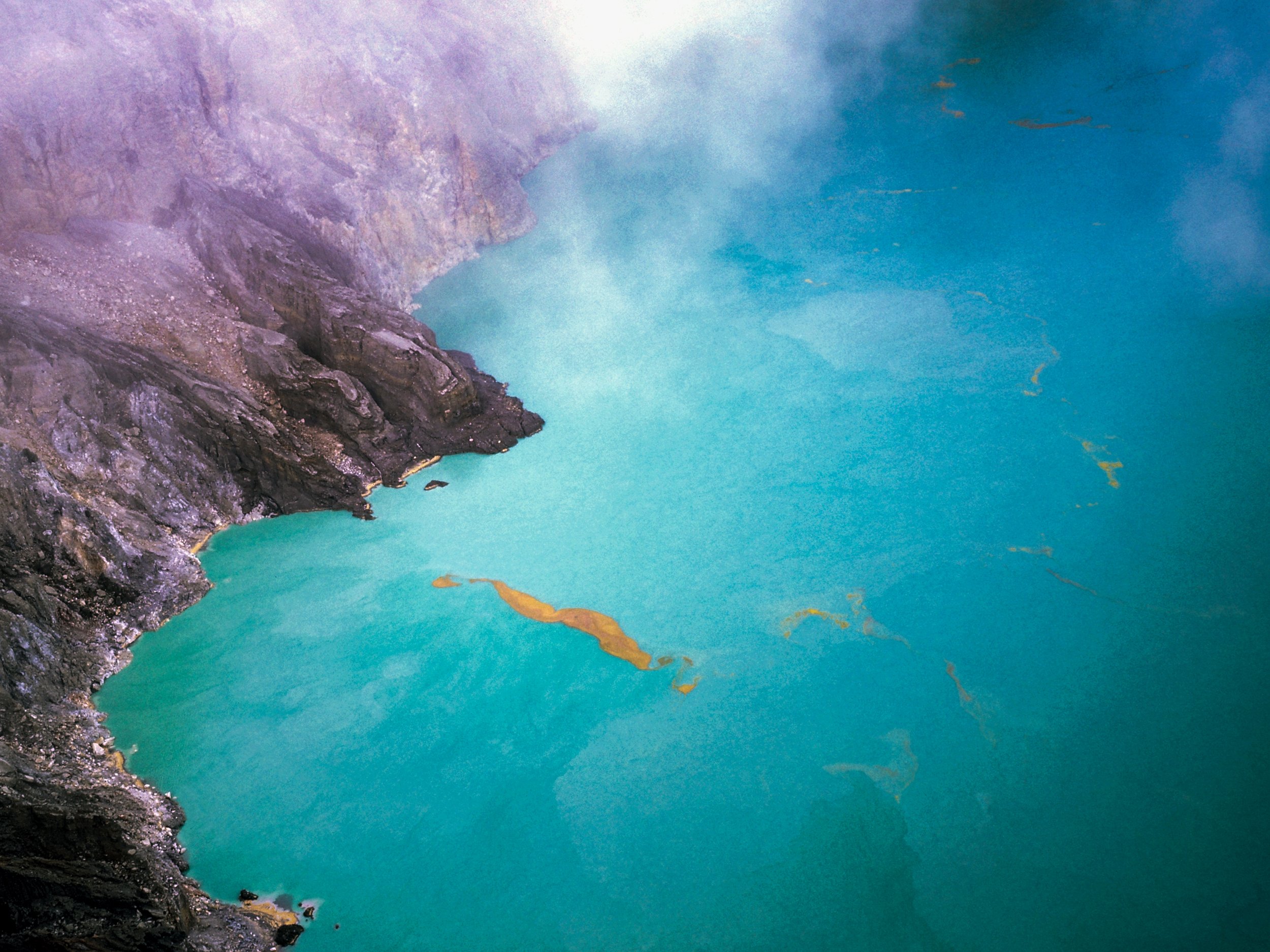 Ijen_sulphur_pool.jpg