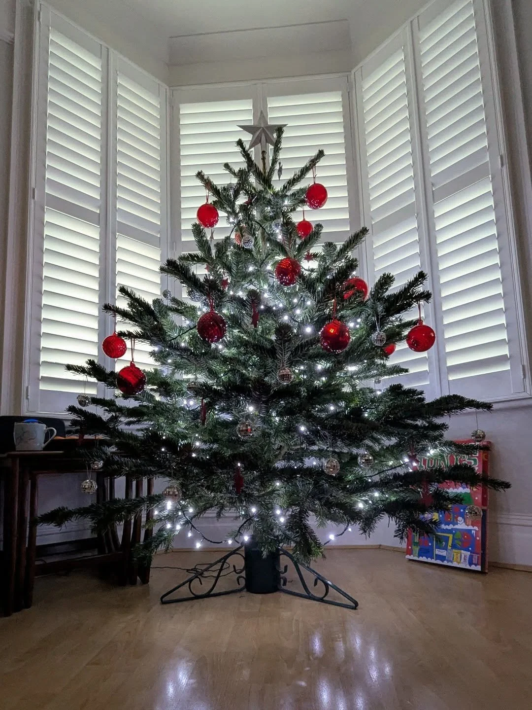 Here we go. 🌲

🐈&zwj;⬛ poofed baubles.