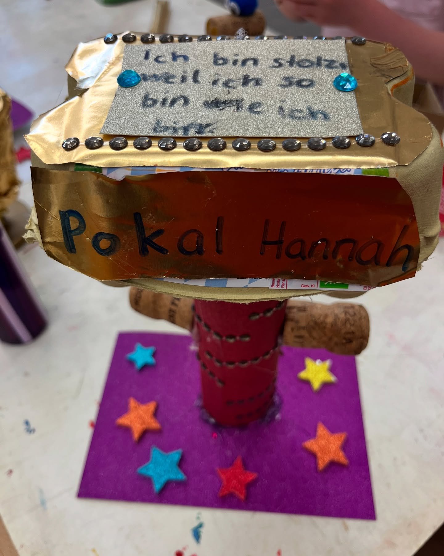 Glitzer, Stolz und jede Menge Selbstwert! 🏆
Die Kinder aus der Schule der Phantasie haben gestern ihren ganz eigenen Pokal gebastelt - gebaut mit Glitzer, Fantasie und Herz. 

Wof&uuml;r? F&uuml;r sich selbst! 🎉
Sie durften &uuml;berlegen, was sie 