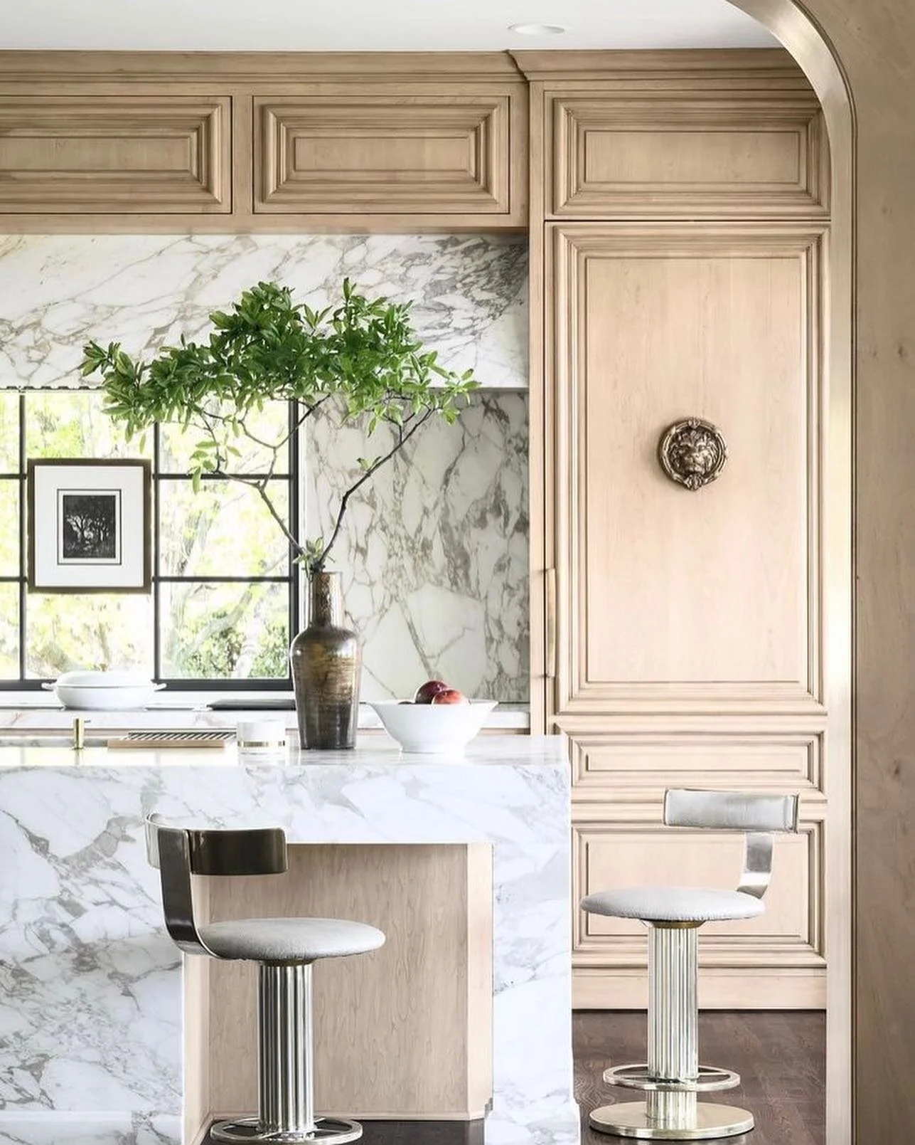 💕Design Crush Alert💕
@mccroskeyinteriors kitchens 😍 
.
#kitchendesign #classickitchens #marblekitchen #marbleslab #traditionalcontemporary #timelessdesign #custommade #interiordesign #pendantlights #greenery #organicbeauty #brassaccents #interiord