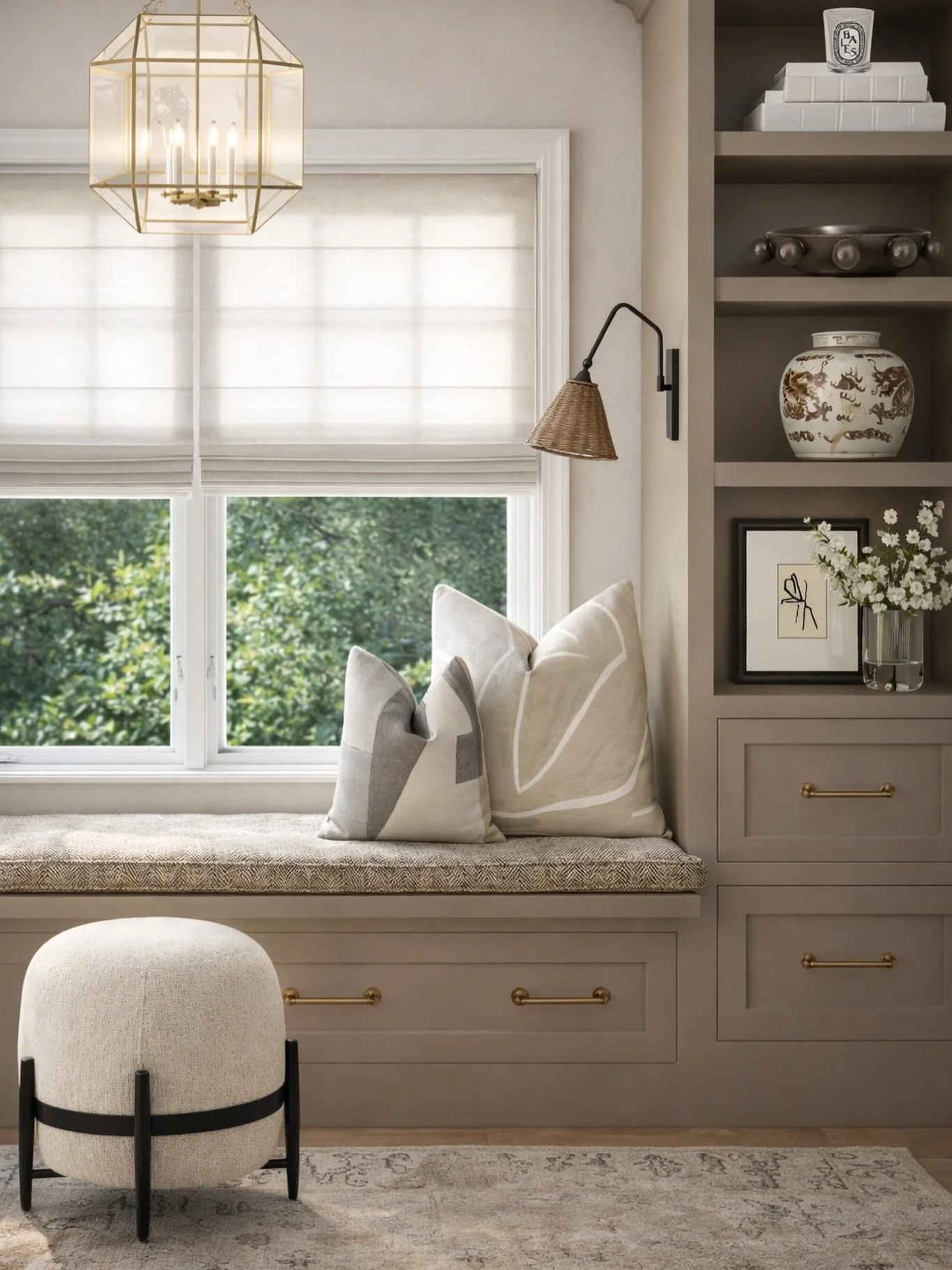 This is one of those spaces that quietly does everything right.

The tone-on-tone palette, the tailored Roman shade, the mix of soft textures against warm brass&hellip; it&rsquo;s what makes a simple window seat feel elevated instead of expected. Not