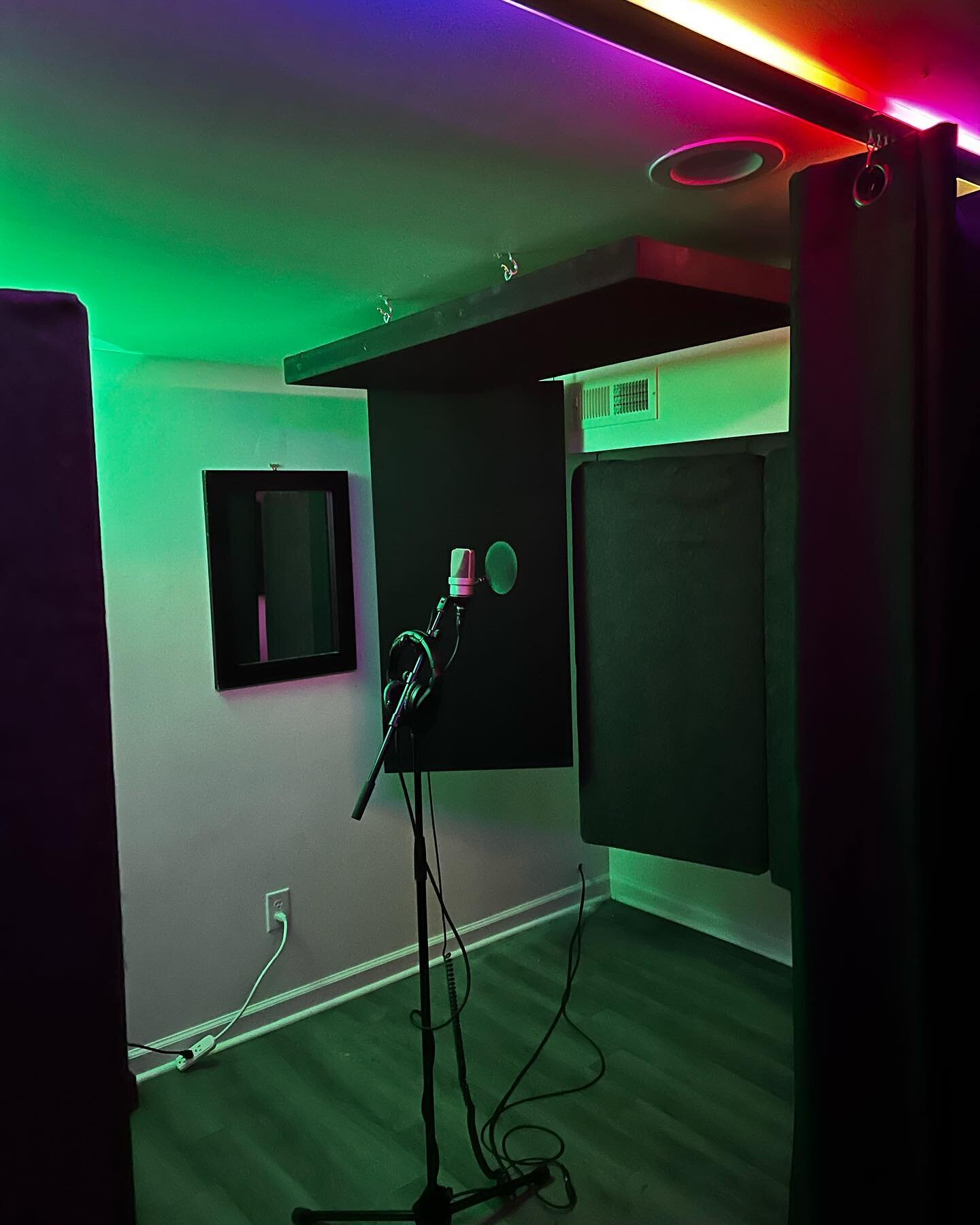 Your favorite home studio is back! The new and improved Speak Easy Recording is now open for business‼️‼️

Keeping the price at $40/hr for a limited time, don&rsquo;t miss out 💯

DM to book now 📲 or book online at www.speakeasyrecording.com 💯

Loc