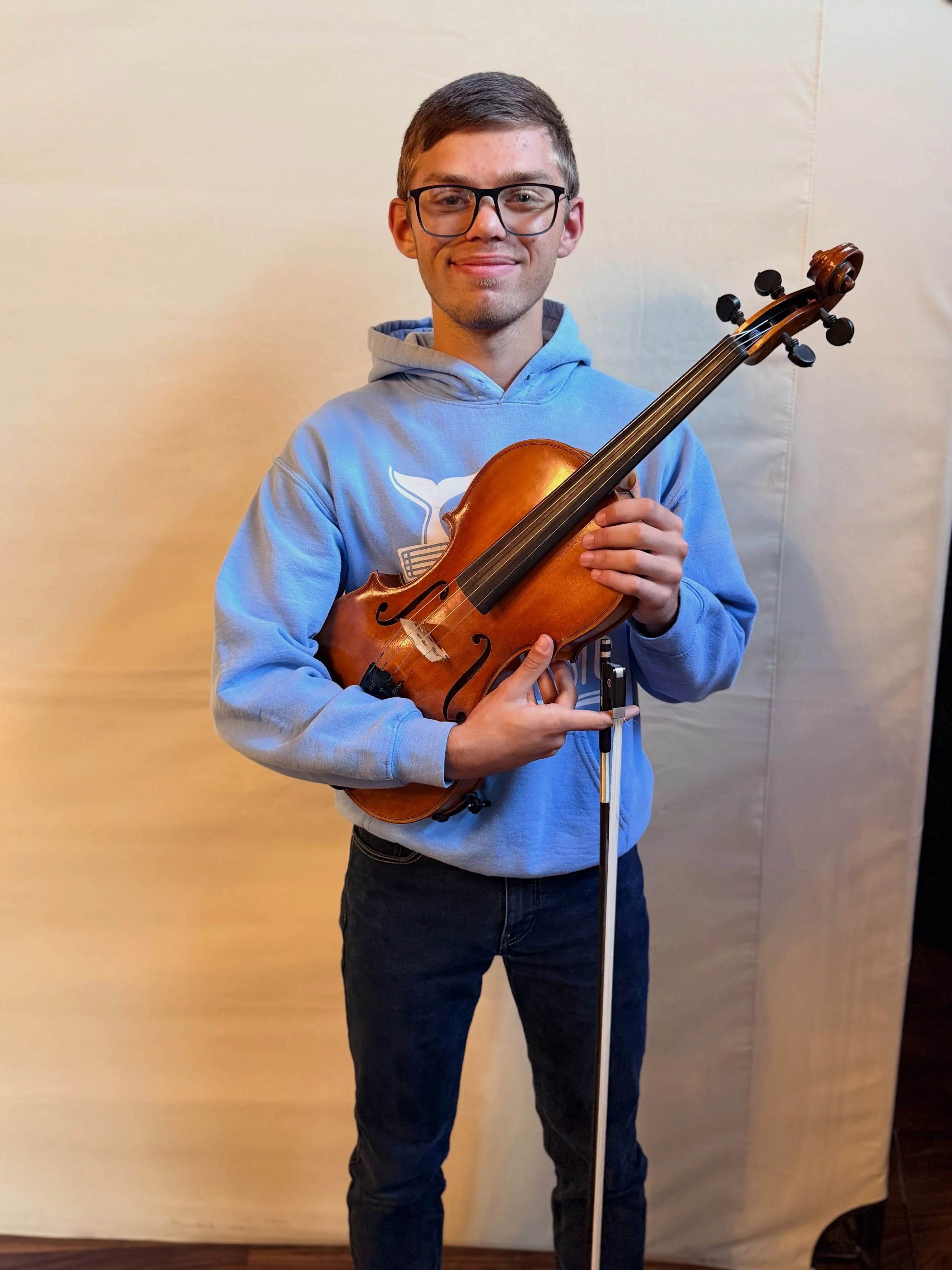 🎻💜 STUDENT SPOTLIGHT: MEET VINCENT! 💜🎶

Help us celebrate Vincent, our talented viola player who brings a whole lot of musical magic to the stage! 🌟

🎻 8 years of playing the viola!
🎭 3 years performing in the PIT Orchestra for William Floyd m