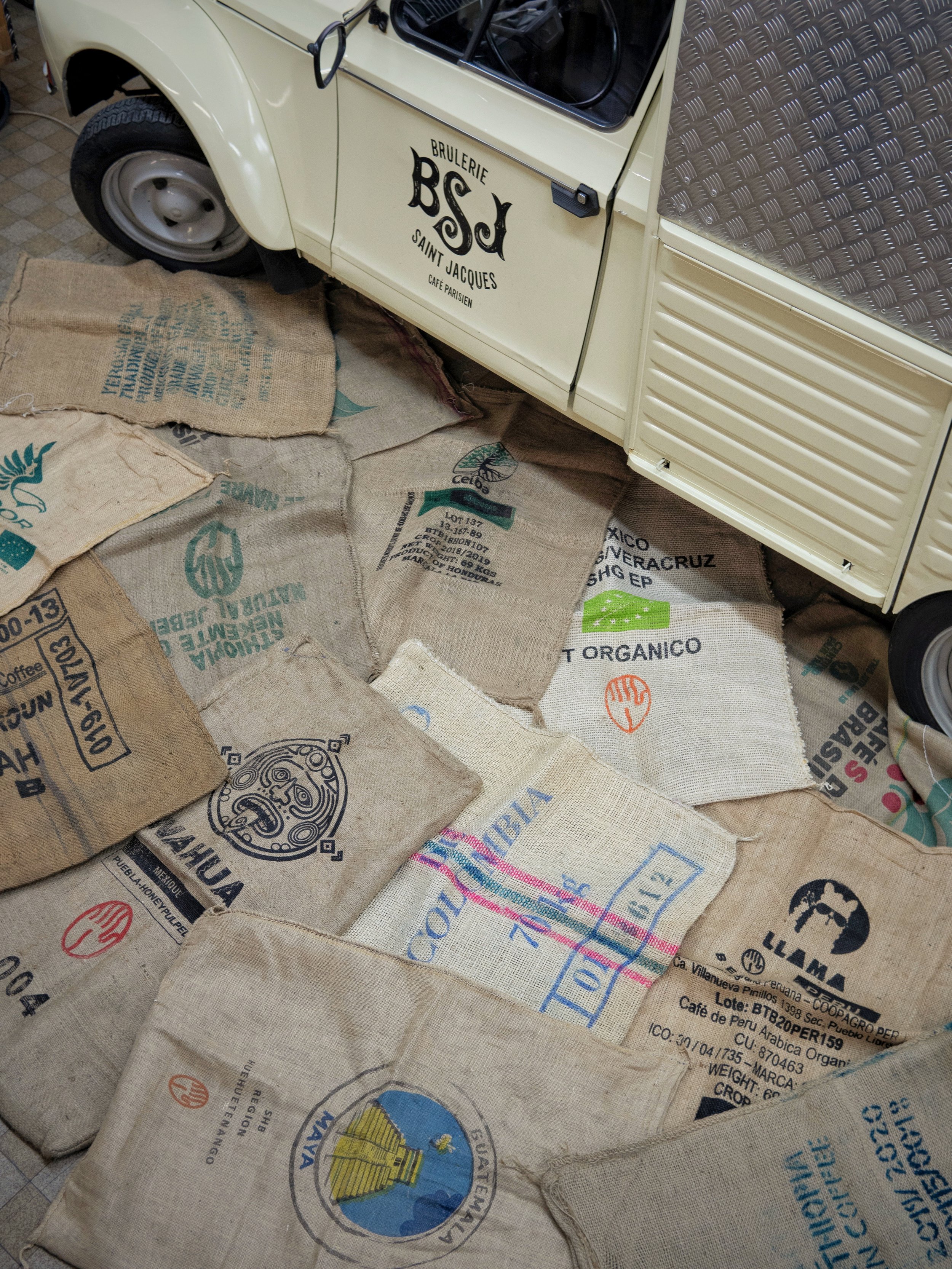Tous nos sacs en toile de jute posés devant notre coffee truck brûlerie saint-jacques