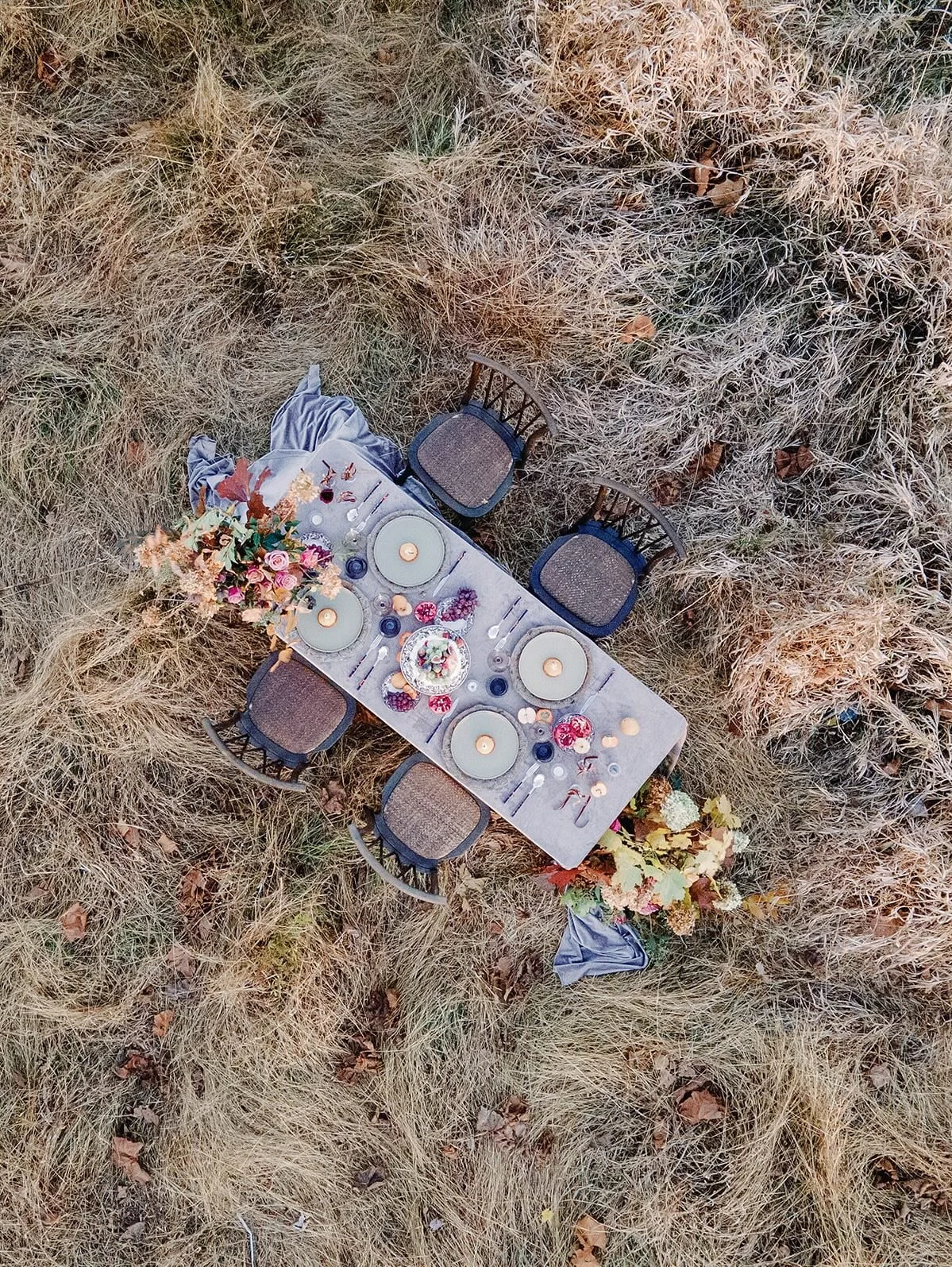 Fall meadowy perfection, with

@caitie.hanrahan 
@juliehoveandersen 
@asenaleylaaa 
@tasiamitropoulos 
@peonyandmeringue 
@whitegloverentals 
@bbjlatavola 
@stephgcallig 

#fall #thanksgivingtable #tablescape #falltablescape #fallfloral #centerpiece 
