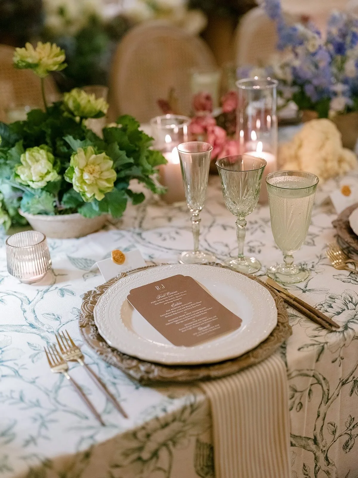 Bringing the outside in, through a curation of textures and containers and seasonal florals and vegetables. It all came together so beautifully, even though it was our rain plan. We&rsquo;ll be back to flower in the culinary garden soon.

Photographe