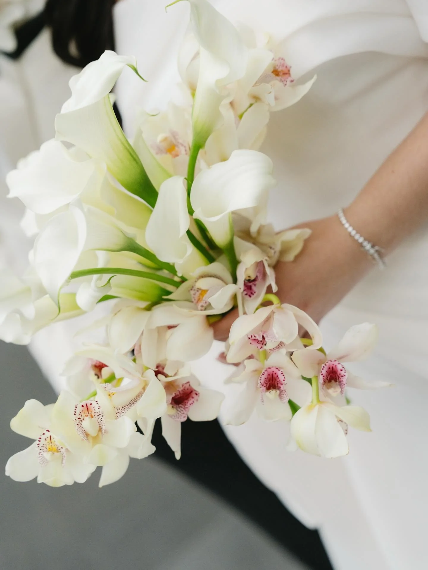 I love how cohesive this design feels across every aspect. From personals, to ceremony to reception. 
Simplistic and chic ~

🥂 to Juliette and Luis, just the sweetest couple.

Planner: @luckyheart.events
Photography: @paigeelizabethphoto
Venue: @rig