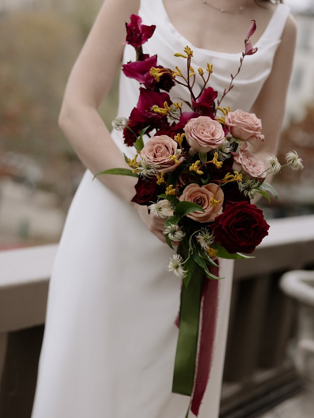 Now that&rsquo;s how you hold a bouquet!

Photography: @lexitruesdalephotos 
Beauty: @tasiamitropoulos 
Planning and Design: @margotandcocreative 
Venue: @meridianhouse 
Bride: @auberton_